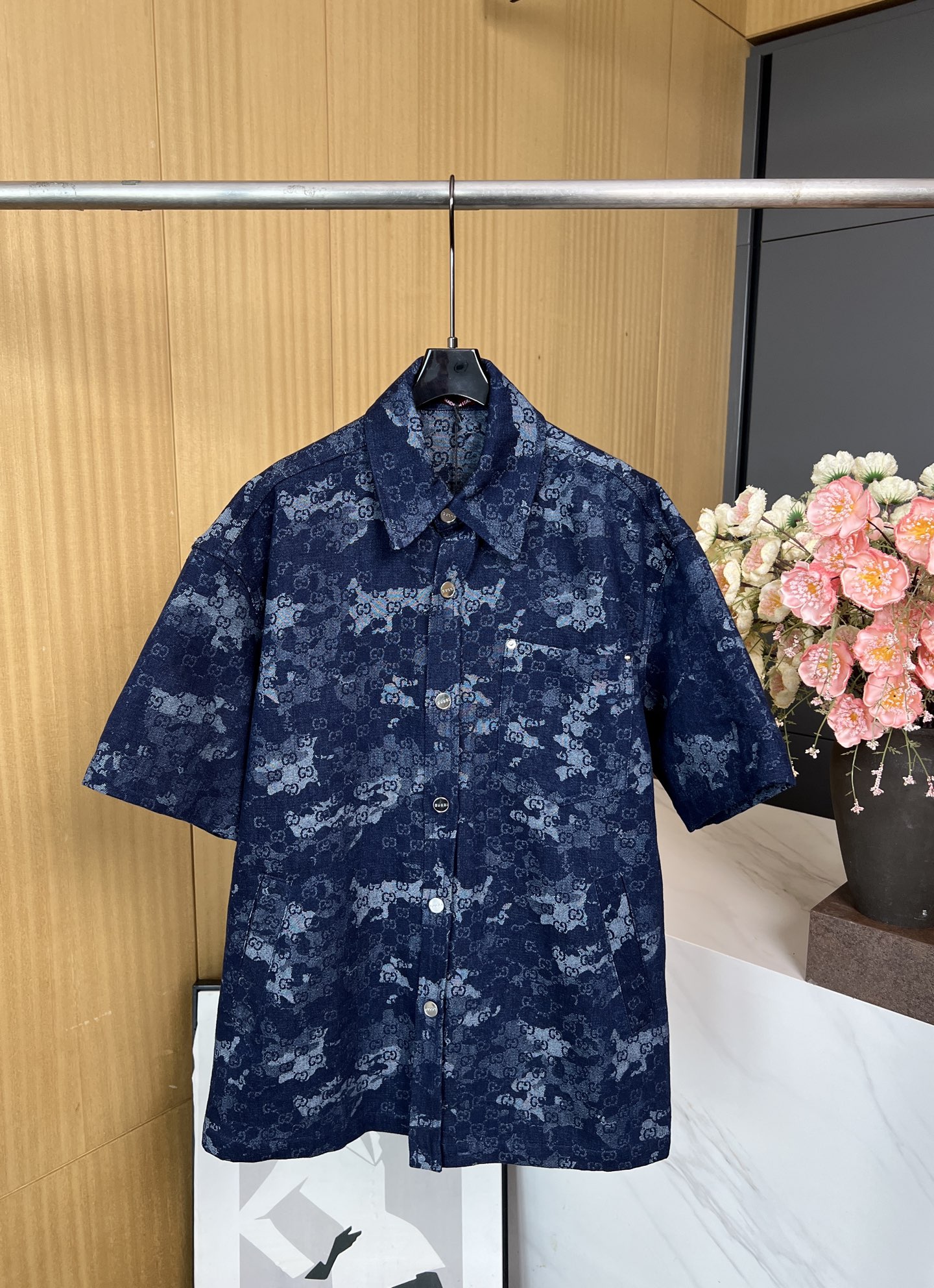 NO:482966,Men's GUCCI autumn and winter new GG jacquard marble denim shirt, custom denim fabric, floral pattern, button letters, loose fit S M L XL,,gucci,shirts,alexander wang19860909男款GUCCI 秋冬新款 GG提花大理石牛仔衬衫、采用定制牛仔面料、通体饰以花卉图案、扣子字母定制 、宽松版型 码数S M L XL,,gucci,shirts,alexander wang,Women's clothing