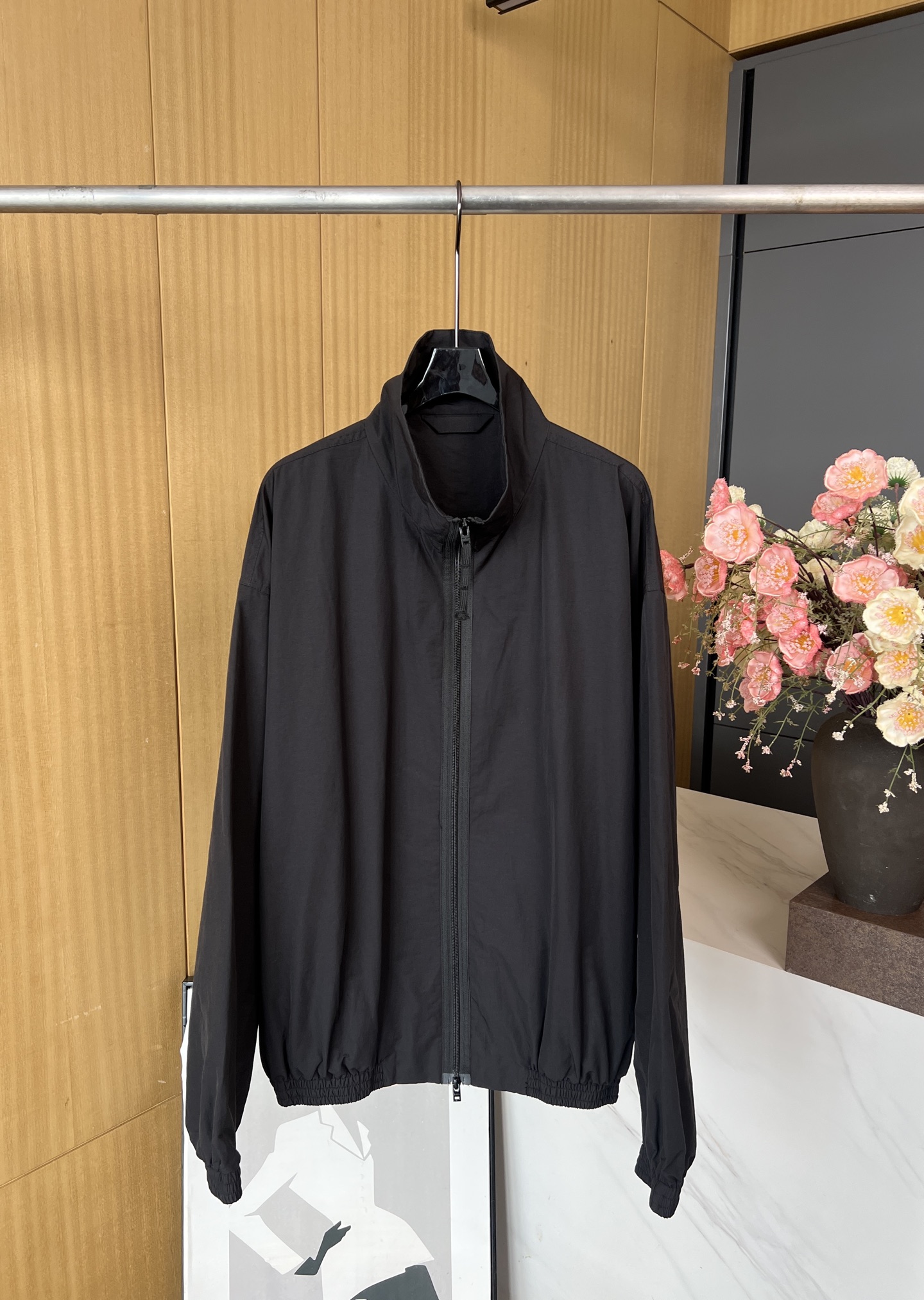 NO:477699,Acne Studios Autumn and Winter New 1996 silhouette stand collar retro sports jacket, jacket is made of tech cotton and nylon blend fabric, with Acne Studios logo embroidery, side seam pocket bidirectional zipper closure, loose fit, same style for men and women S M L,,acne studios,dior, jackets & coats,jackets & coats,alexander wang19860909Acne Studios 秋冬新款 1996廓形立领复古运动风外套夹克、夹克采用科技棉和锦纶混纺面料制成、背部饰有 Acne Studios 徽标刺绣、侧缝口袋双向拉链闭合、宽松版型、男女同款 码数S M L,,acne studios,dior,jackets & coats,jackets & coats,alexander wang,Women's clothing