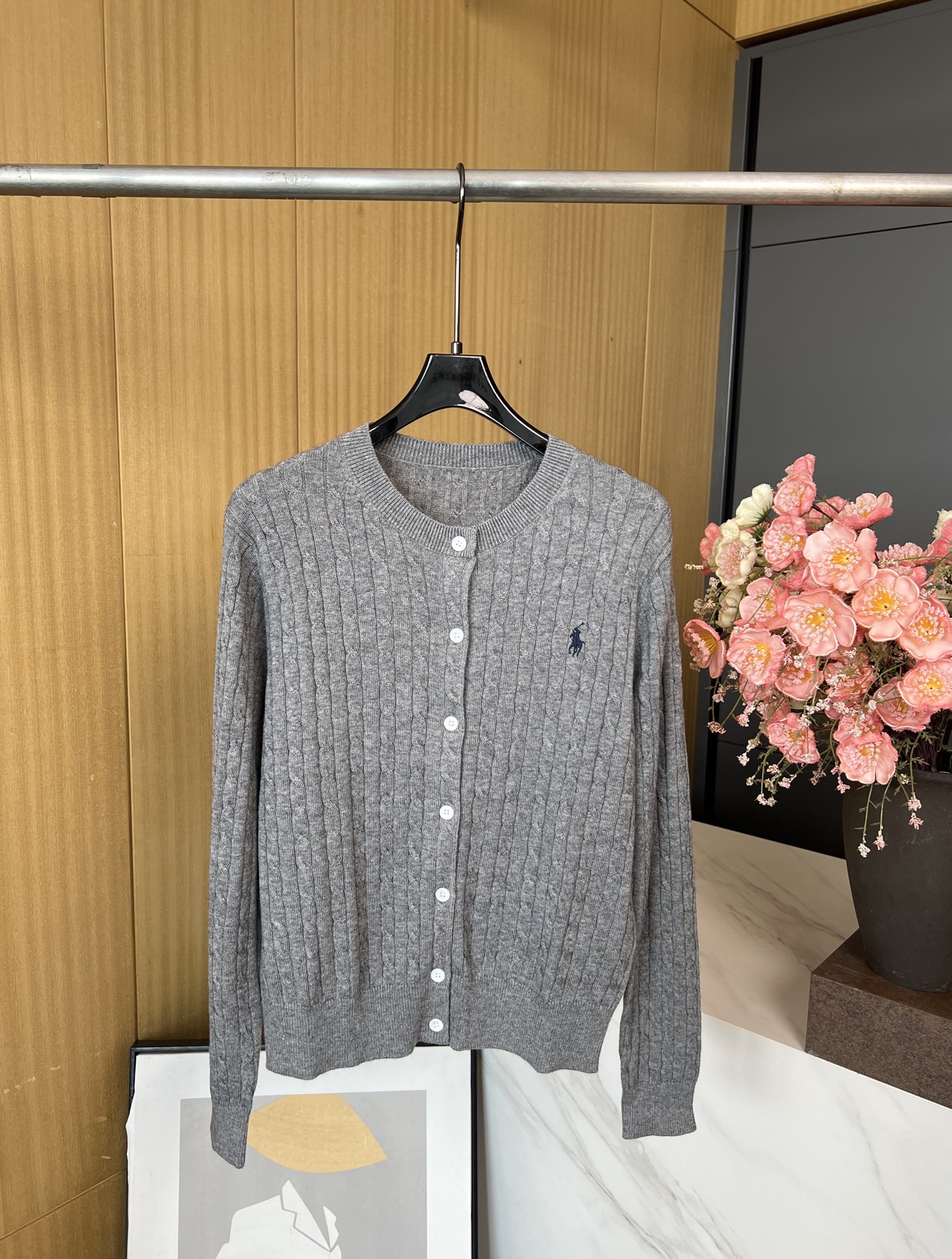 NO:488475,Ralph Lauren Autumn and Winter New Pony Embroidered Cable Knit Cardigan Jacket, Fixed Dyeing and Spinning, Super Beautiful Top Body, Classic Style, Casual Style. S M L,,loro Piana, Jackets & Coats,alexander Wang19860909Ralph Lauren 拉夫劳伦秋冬新款 小马标刺绣绞花针织开衫外套、采用定染定纺纱线、上身超级好看、经典款式、休闲版型 码数S M L,,loro piana,jackets & coats,alexander wang,Women's clothing