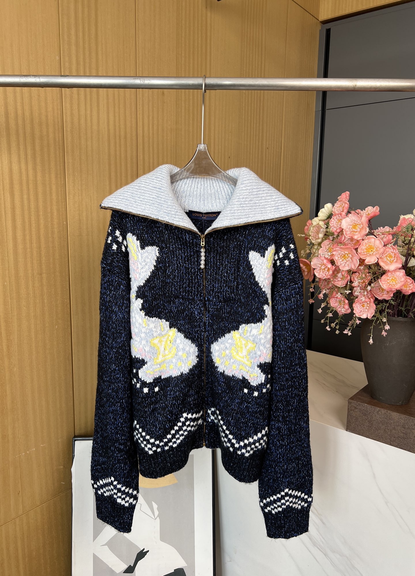 NO:482977,Louis Vuitton Nigo Co-branded Louis autumn and winter new style double koi color-blocked yarn knitted jacket, carefully designed koi pattern with LV logo on the front, embroidered with cherry blossoms and Japanese characters on the back, loose style, same style for men and women. S M L,,louis vuitton,louis vuitton,louis vuitton,jackets & coats,alexander wang19860909LouisVuittonNigo联名 路易 秋冬新款 双锦鲤拼色纱线针织外套、正面精心设计有LV标识的锦鲤图案、背面点缀着樱花和日文字样刺绣、宽松版型、男女同款 码数S M L,,louis vuitton,louis vuitton,louis vuitton,jackets & coats,alexander wang,Women's clothing