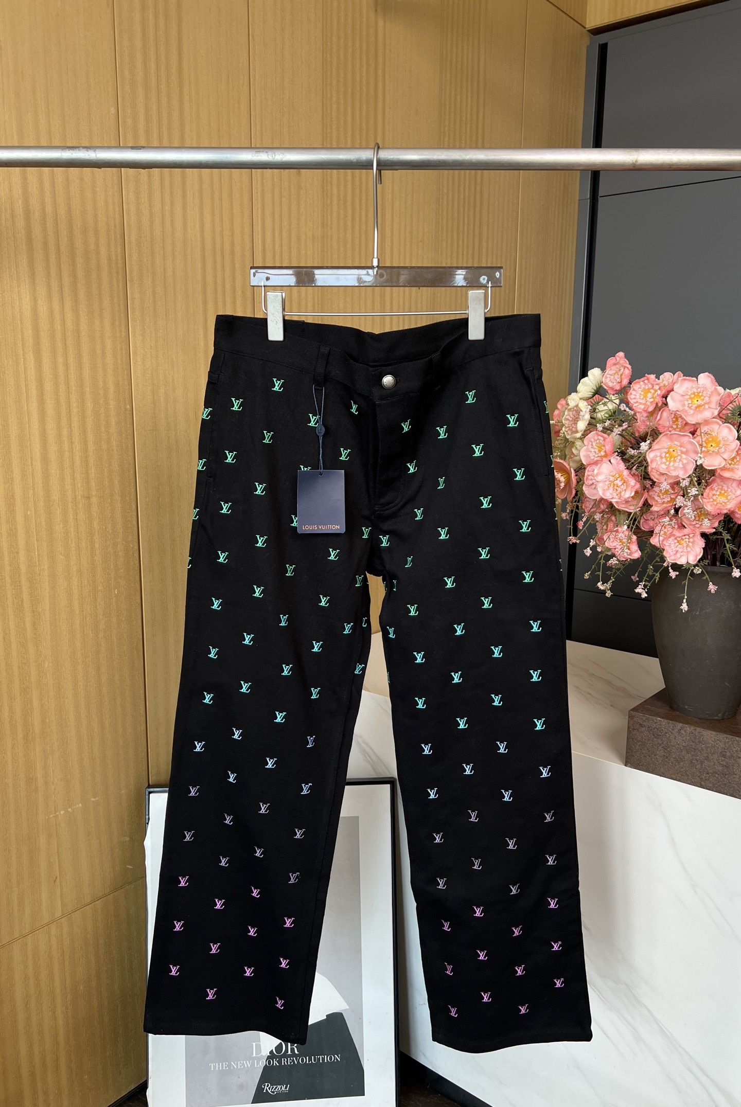 NO:483007,Men's Louis Vuitton Louis Autumn and Winter New Style Straight Denim Casual Trousers, Black Washed Tanning Denim Fabric, and Full-With LV Blason Embroidery, Color Gradient Effect Full-With Logo, Black Suede Label at the Back Waist Number S M L XL,,louis vuitton,louis vuitton,louis vuitton,alexander wang19860909男款LouisVuitton 路易 秋冬新款 直筒牛仔休闲长裤、黑色水洗丹宁牛仔面料、再以全幅 LV Blason 刺绣、彩色渐变效果全幅标识、后腰处黑色绒面标签 码数S M L XL,,louis vuitton,louis vuitton,louis vuitton,alexander wang,Women's clothing