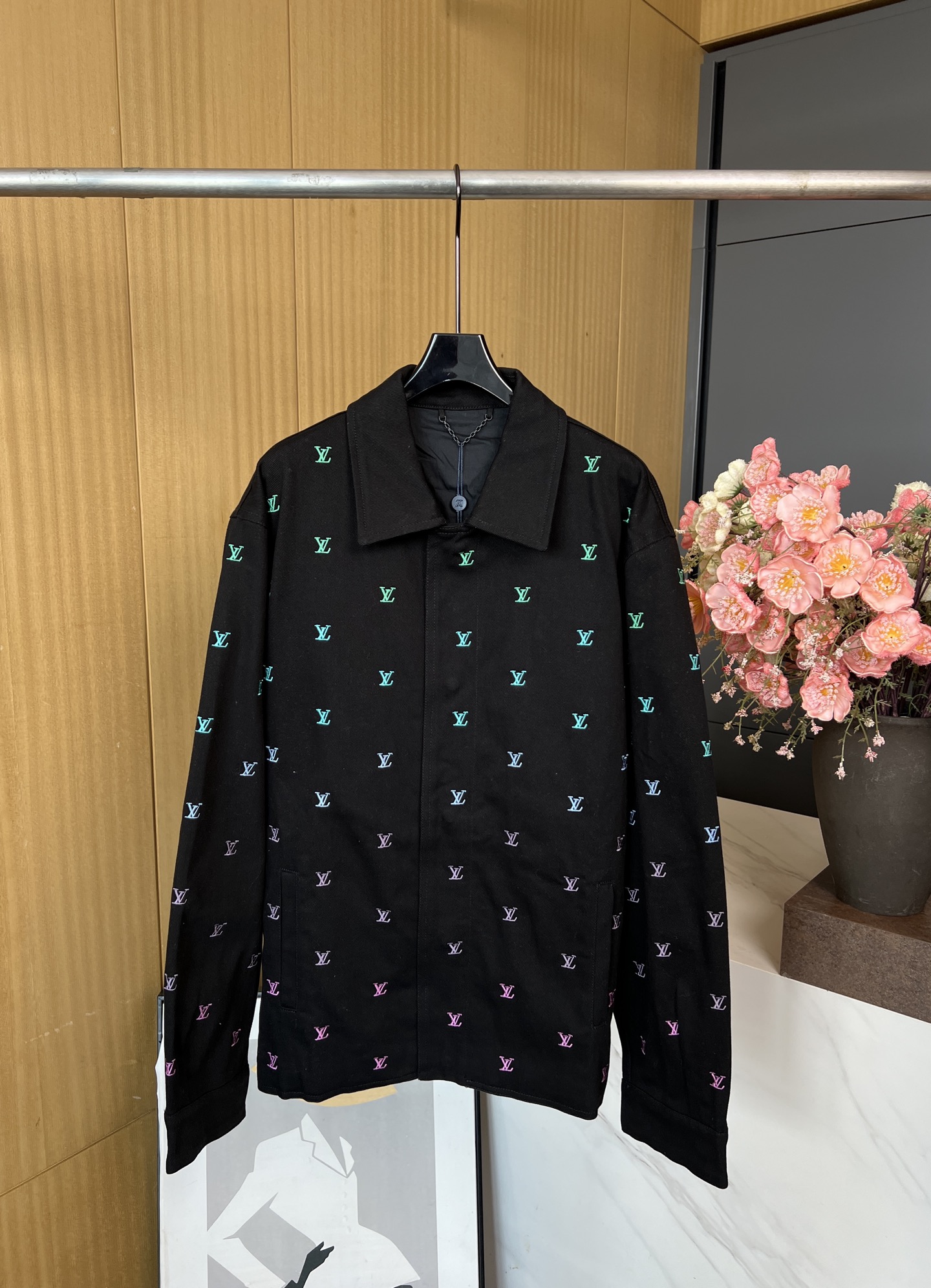 NO:483015,Men's Louis Vuitton Louis Autumn and Winter New Denim Lapel Long Sleeve Jacket, Washed Tannin, Full-frame LV Blason embroidery pattern, gorgeous gradient effect embroidery, hidden snap closure front closure, side pocket details, black suede label at the back waist Casual style S M L XL,,louis vuitton,louis vuitton,louis vuitton,jackets & coats,alexander wang19860909男款LouisVuitton 路易 秋冬新款 牛仔翻领长袖外套、取材水洗丹宁布、以全幅 LV Blason 刺绣图案、满身绚烂渐变效果刺绣、隐藏式按扣前襟、镶边侧袋细节 、后腰处黑色绒面标签 休闲款式 码数S M L XL,,louis vuitton,louis vuitton,louis vuitton,jackets & coats,alexander wang,Women's clothing