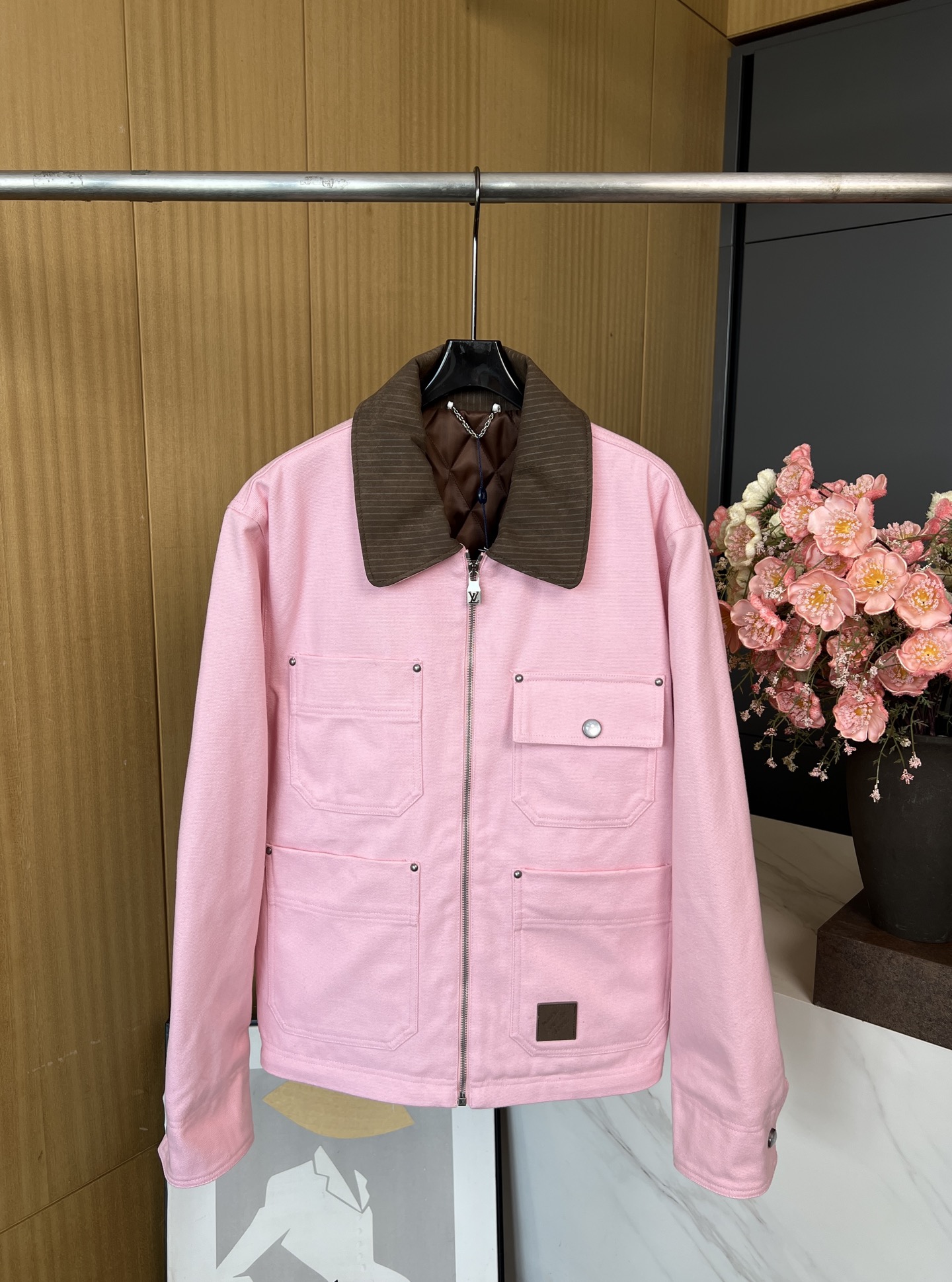 NO:482959,Louis Vuitton Pharrell Williams and Nigo Autumn and Winter New Lapel Long Sleeve Work Jacket, Customized Light Pink Cotton, Inner Diamond Quilted Lining, Front Marque L.Vuitton Déposée Leather Tag, Ribbed Corduroy Effect Leather Collar, Pearl Snap Flip Pocket, Rivet Patch Pocket and Flip Pocket, Pearl Snap Pocket and Flip Pocket, Pearl Snap Pocket and Flip Pocket and Flip Pocket and Flip Pocket and Flip Pocket and Flip Pocket and Flip Pocket and Flip Pocket and Flip Pocket and Flip Pocket and Flip Pocket and Flip Pocket and Flip Pocket and Flip Pocket and Flip Pocket and Flip Pocket and Flip Pocket and Flip Pocket and Flip Pocket and Flip Pocket and Flip Pocket and Flip Pocket and Flip Pocket and Flip Pocket and Flip Pocket and Flip Pocket and Flip Pocket and Flip Pocket and Flip Pocket and Flip Pocket and Flip Pocket and Flip Pocket and Flip Pocket and Flip Pocket and Flip Pocket and Flip Pocket and Flip Pocket and Flip Pocket and Flip Pocket and Flip Pocket and Flip Pocket and Flip Pocket and Flip Pocket and Flip Pocket and Flip Pocket and Flip Pocket and Flip Pocket and Flip Pocket and Flip Pocket and Flip Pocket and Flip Pocket and Flip Pocket and Flip Pocket and Flip Pocket and Flip Pocket and Flip Pocket and Flip Pocket and Flip Pocket and Flip Pocket and Flip Pocket and Flip Pocket and Flip Pocket and Flip Pocket and Flip Pocket and Flip Pocket and Flip Pocket and Flip Pocket and Flip Pocket and Flip Pocket and Flip Pocket and Flip Pocket and Flip Pocket and Flip Pocket and Flip Pocket and Flip Pocket and Flip Pocket and Flip Po19860909LouisVuitton Pharrell Williams 与 Nigo联名 路易秋冬新款 翻领长袖工装外套、订制淡粉色棉质面料、内里菱格纹绗缝内衬、正面 Marque L.Vuitton Déposée 皮革标签、罗纹灯芯绒效果皮革衣领、珠光按扣翻盖口袋、铆钉贴袋和翻盖贴袋、翻盖口袋和袖口配有珠光按扣、金属拉链开合门襟、宽松版型、男女同款 码数S M L XL,,louis vuitton,louis vuitton,jackets & coats,alexander wang,Women's clothing