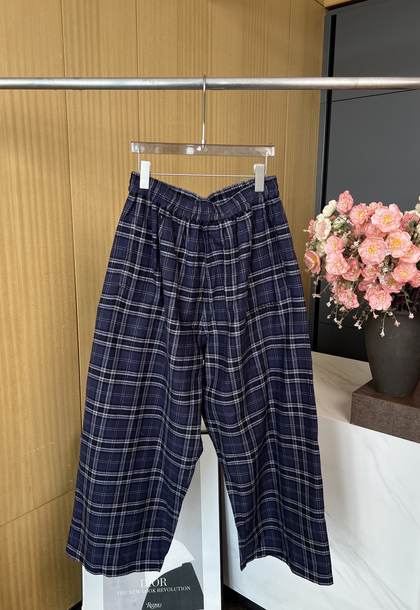 NO:488461,BALENCIAG*A Paris Autumn and Winter New Navy and Gray Check Flannel Casual Pants, Custom Dyeing Check Cotton Flannel Fabric, Logo Patch (Appendix) Artwork on the front, Retro Edge Effect, Aging and Washing Fading Effect, Wide Leg Style, Same Model for Men and Women Size S M L,,balenciaga,alexander Wang19860909BALENCIAG*A 巴黎 秋冬新款 海军蓝和灰色格纹法兰绒休闲裤、定制定染格纹棉质法兰绒面料、正面饰以logo patch（贴布绣）艺术作品、复古磨边效果、做旧和水洗褪色效果、阔腿版型、男女同款 码数S M L,,balenciaga,alexander wang,Women's clothing