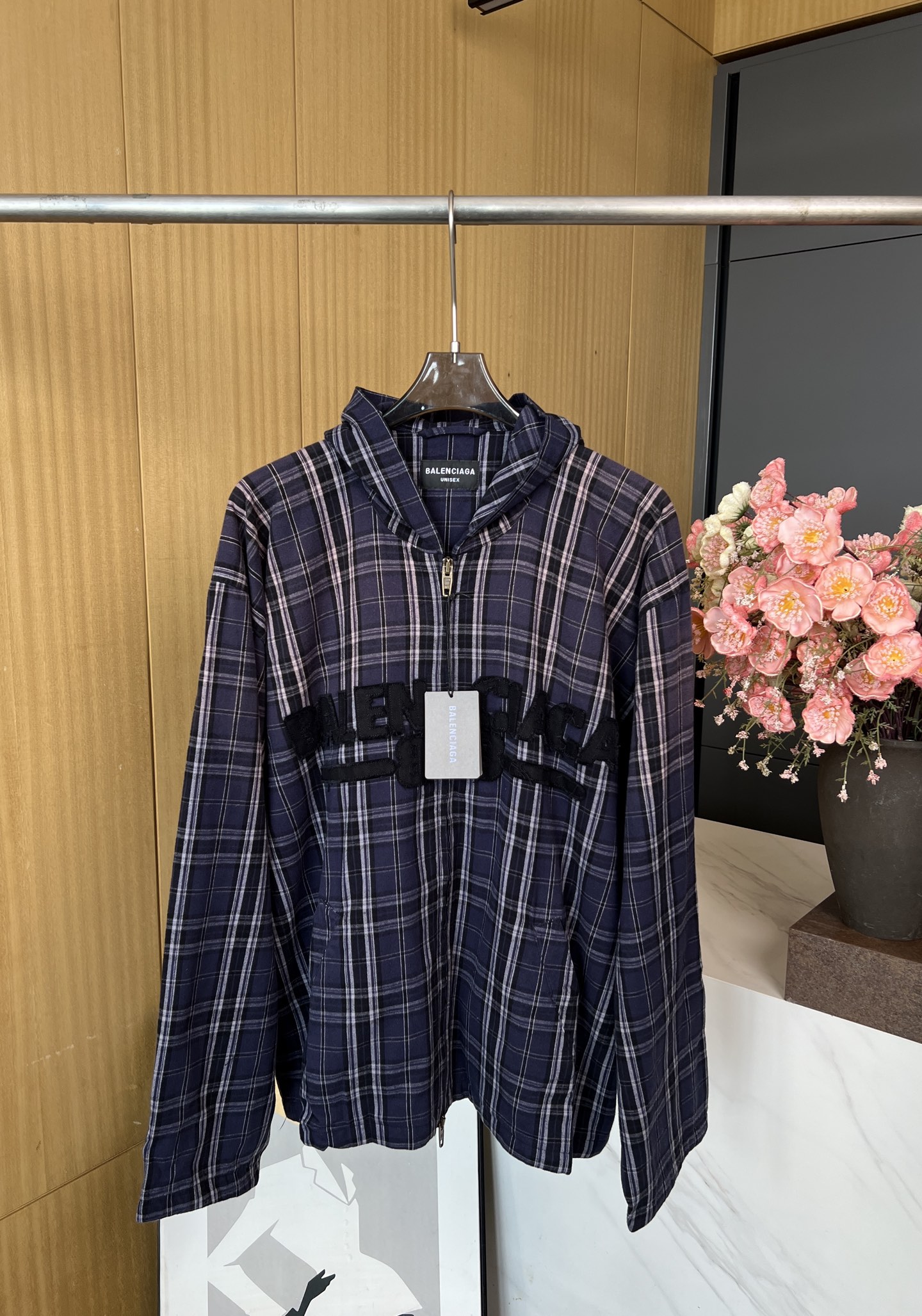 NO:488408,BALENCIAG*A Paris Autumn and Winter New Navy and Gray Check Flannel Hooded Jacket, Custom Dyeing Check Cotton Flannel Fabric, Front Decorated Logo Patch (Appendix) Art Work, Retro Edge Effect, Aging and Washing Fading, Wide Leg Style, Same Model for Men and Women Size S M L,,balenciaga, Jackets & Coats,hats,alexander Wang19860909BALENCIAG*A 巴黎 秋冬新款 海军蓝和灰色格纹法兰绒连帽外套、定制定染格纹棉质法兰绒面料、正面饰以logo patch（贴布绣）艺术作品、复古磨边效果、做旧和水洗褪色效果、阔腿版型、男女同款 码数S M L,,balenciaga,jackets & coats,hats,alexander wang,Women's clothing