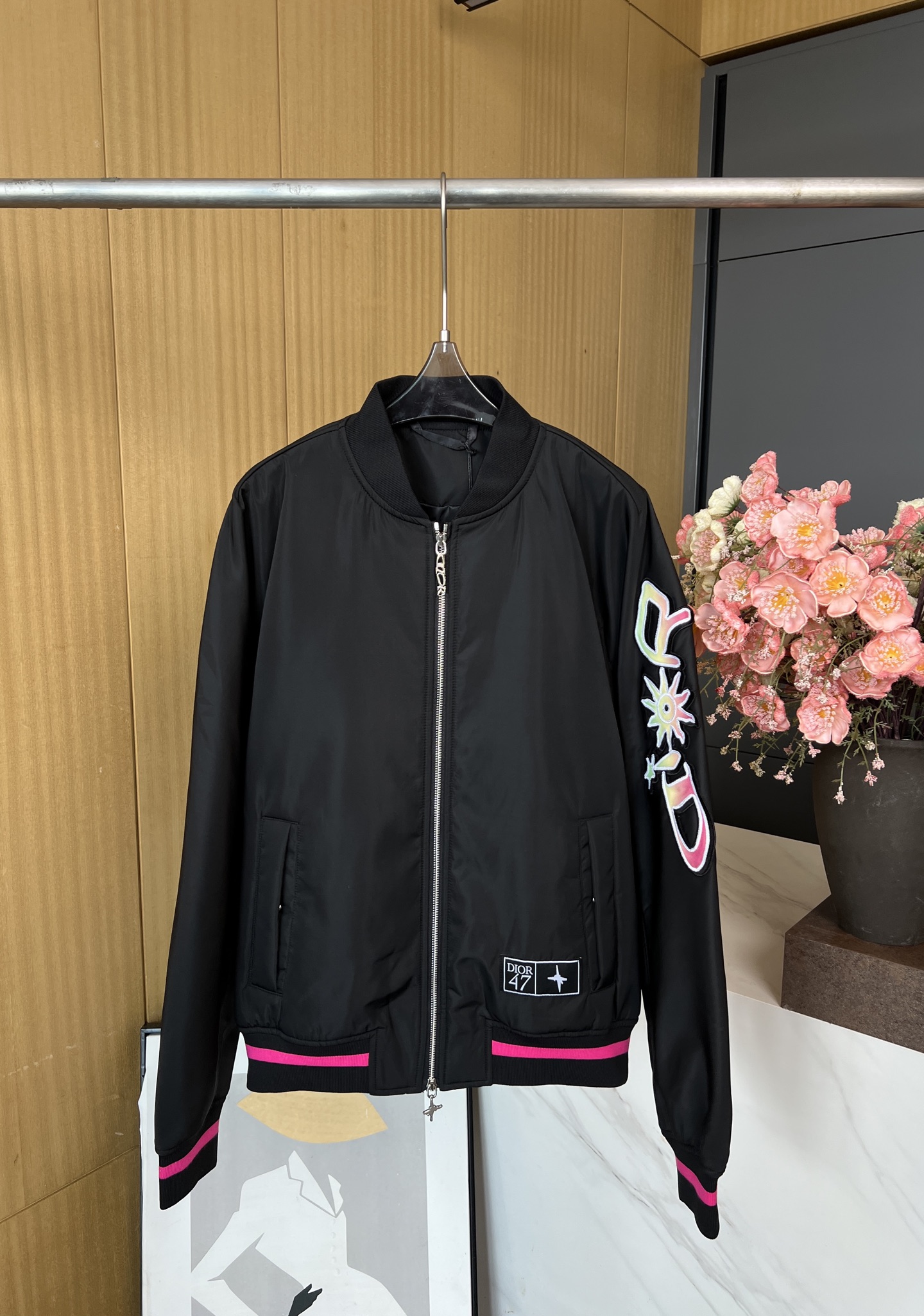 NO:482968,Dior new autumn and winter style letter logo baseball cotton jacket, cuff hem, rose red striped edge, tightly fit the body, more neat, single-side rotator sleeve printed with gradient color letter logo, embroidered number 47 behind, loose fit, same style for men and women S M L XL,,dior, jackets & coats,alexander wang19860909Dior 秋冬新款 字母徽标棒球棉服外套、袖口下摆玫红色条纹包边 紧贴身躯更显利落 单侧肩袖印有渐变彩色字母徽标、背后刺绣数字47、宽松版型、男女同款 码数S M L XL,,dior,jackets & coats,alexander wang,Women's clothing