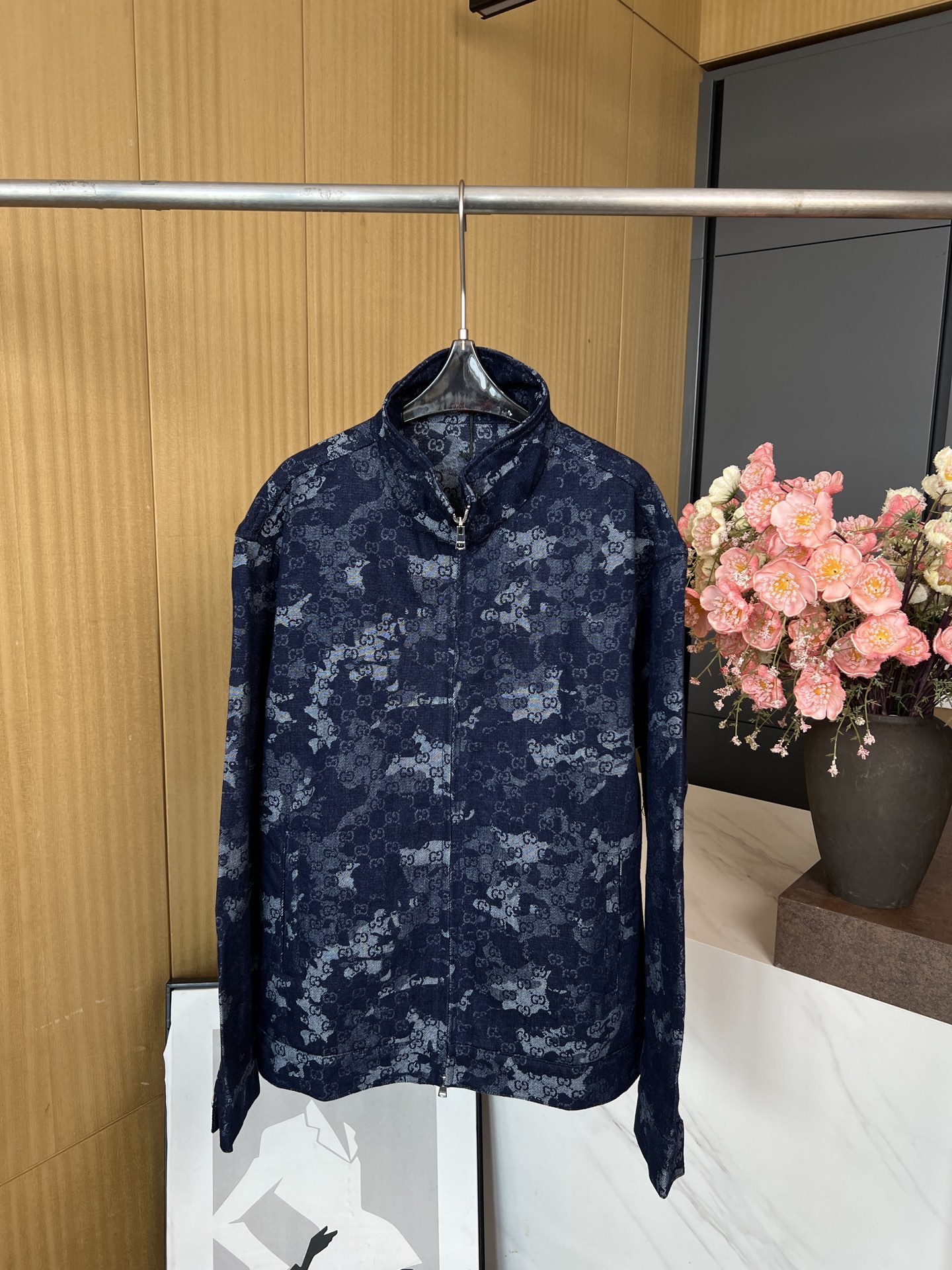 NO:482991,Men's GUCCI autumn and winter new GG jacquard marble denim long-sleeved zipper jacket, custom denim fabric, floral pattern, button letters, loose fit S M L XL,,gucci,jackets & coats,alexander wang19860909男款GUCCI 秋冬新款 GG提花大理石牛仔长袖拉链外套、采用定制牛仔面料、通体饰以花卉图案、扣子字母定制、宽松版型 码数S M L XL,,gucci,jackets & coats,alexander wang,Women's clothing