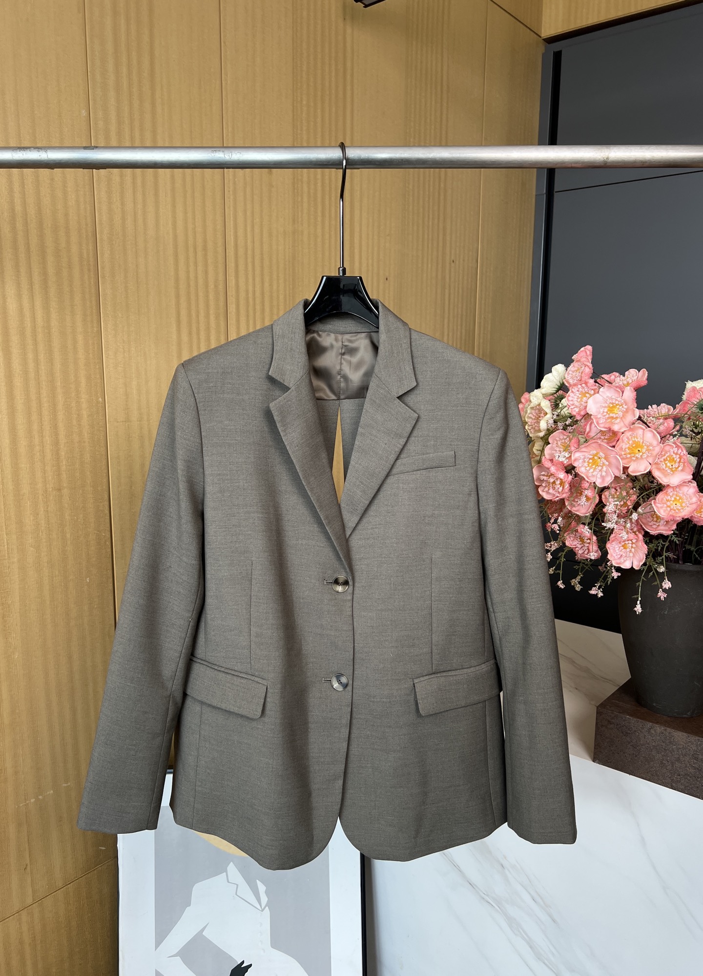 NO:484753,Loewe's new autumn and winter style olive back lace-up blazer, custom twill wool fabric, front shoulder strap, back slit lace-up details, casual style S M L,,loewe, jackets & coats, business suit, alexander wang19860909Loewe 秋冬新款 橄榄色后背系带开叉西装外套、采用定制斜纹羊毛面料、正肩露背绑带、后背开衩系带细节、休闲版型 码数S M L,,loewe,jackets & coats,business suit,alexander wang,Women's clothing