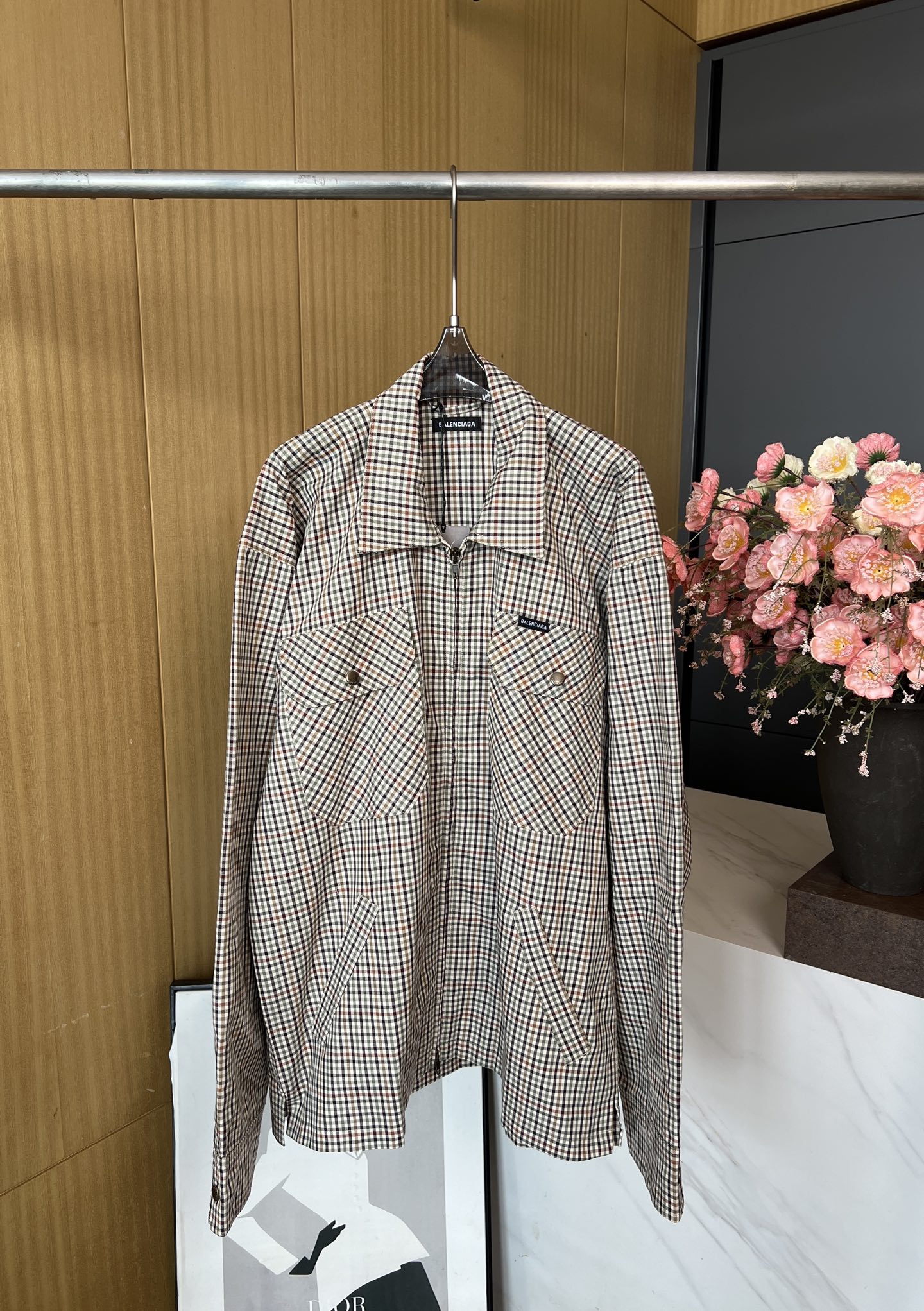 NO:459540,BALENCIAG*A Paris Autumn and Winter New Style Checked Long-sleeved Lapel Jacket, Double-sided High-Quality Grid Clipper, Concealed Metal Zipper Open-Close Flip Flop Pocket, Bag Letter Label Embellishment, Contour Cut Design, Loose Style, Men and Women Size S M L XL,,balenciaga, Jackets & Coats,alexander Wang19860909BALENCIAG*A 巴黎 秋冬新款 格纹长袖翻领外套、双面高品质对格剪裁、隐藏式金属拉链开合门襟 前胸对称翻盖口袋、袋口字母标签点缀、廓型剪裁设计、宽松版型、男女同款 码数S M L XL,,balenciaga,jackets & coats,alexander wang,Women's clothing