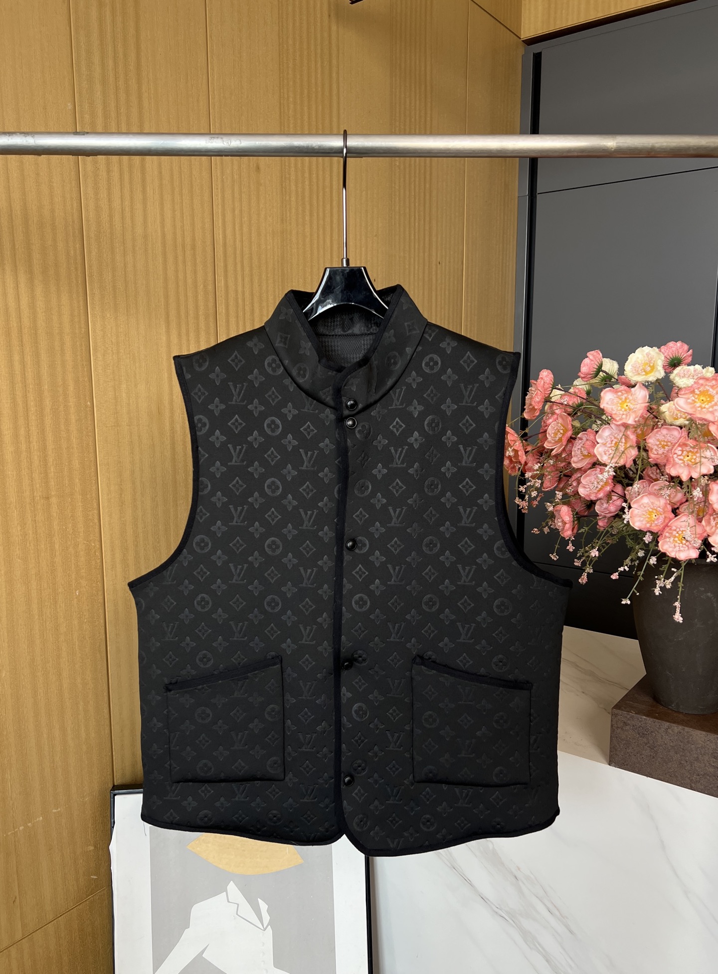 NO:461152,Louis Vuitton Autumn and Winter New Double-sided Padded Vest vest, Double-sided Vest has light padding, one side with patch pockets, the other side with mesh bags, casual style S M L XL,,louis vuitton,louis vuitton,alexander wang19860909LouisVuitton 路易 秋冬新款 双面衬垫马甲背心、双面背心拥有轻薄衬垫、一面配有贴袋、一面配有网袋、休闲版型 码数S M L XL,,louis vuitton,louis vuitton,alexander wang,Women's clothing