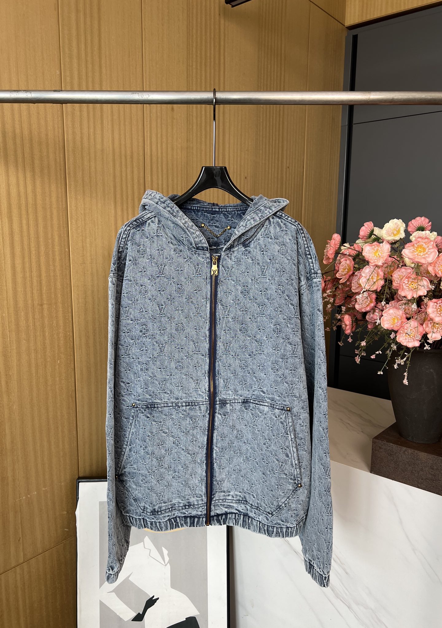 NO:459535,Louis Vuitton Autumn and Winter New Heavy Industry Jacquard Denim Hooded Jacket, Gray Washed Bowboy Fabric, Custom Metal Zippered Open and Closed Flying Full of Classic Brand Logo Jacquard Effect, Hem Sleeve Slides, Loose Style, Men and Women Same Model Size S M L XL,,louis vuitton,louis vuitton,jackets & coats,hats,alexander wang19860909LouisVuitton 路易 秋冬新款 重工款提花牛仔连帽外套、灰色洗水牛仔面料、定制金属拉链开合门襟 满身经典品牌logo提花效果、下摆衣袖弹力带、宽松版型、男女同款 码数S M L XL,,louis vuitton,louis vuitton,jackets & coats,hats,alexander wang,Women's clothing