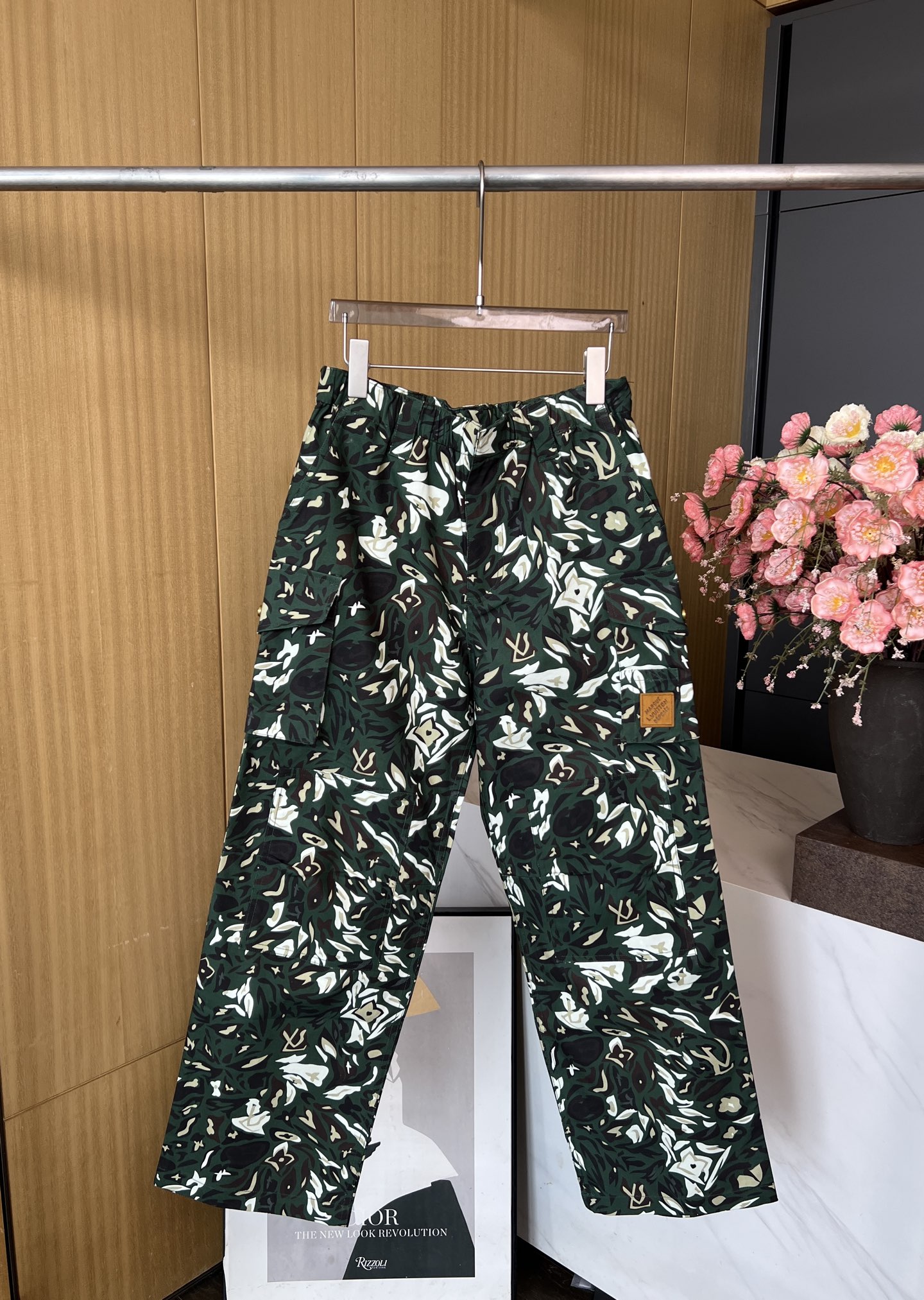 NO:461144,Men's Louis Vuitton Louis autumn and winter new style camouflage pocket work pants, work pockets, knees with double-layer splicing structure, patches embellish the left pocket, elastic trouser legs, casual style S M L XL,,louis vuitton,louis vuitton,alexander wang19860909男款LouisVuitton 路易 秋冬新款 迷彩口袋工装裤、工装口袋、膝部呈现双层拼接结构、贴饰点缀左侧口袋、弹力裤脚、休闲版型 码数S M L XL,,louis vuitton,louis vuitton,alexander wang,Women's clothing