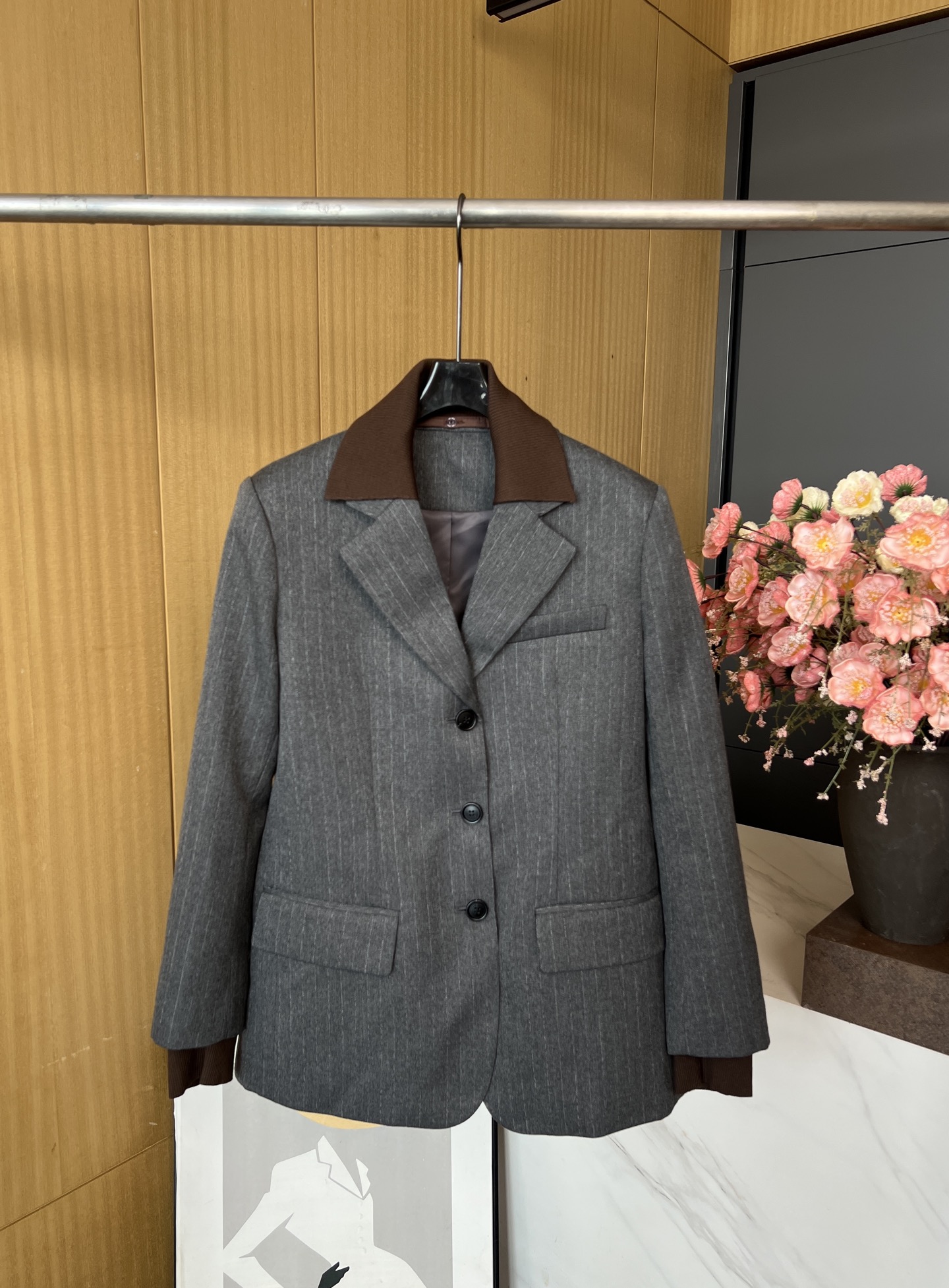 NO:459559,Miu Miu autumn and winter new style single-breasted pinstripe suit jacket, iconic embroidered logo and unique contrasting knitted neckline, front button buckle, casual style S M L,,miumiu, jackets & coats,alexander wang19860909Miu Miu 秋冬新款 单排扣细条纹西服外套、标志性的刺绣徽标和独特的撞色针织领口、正面钮扣扣合、休闲版型 码数S M L,,miumiu,jackets & coats,alexander wang,Women's clothing