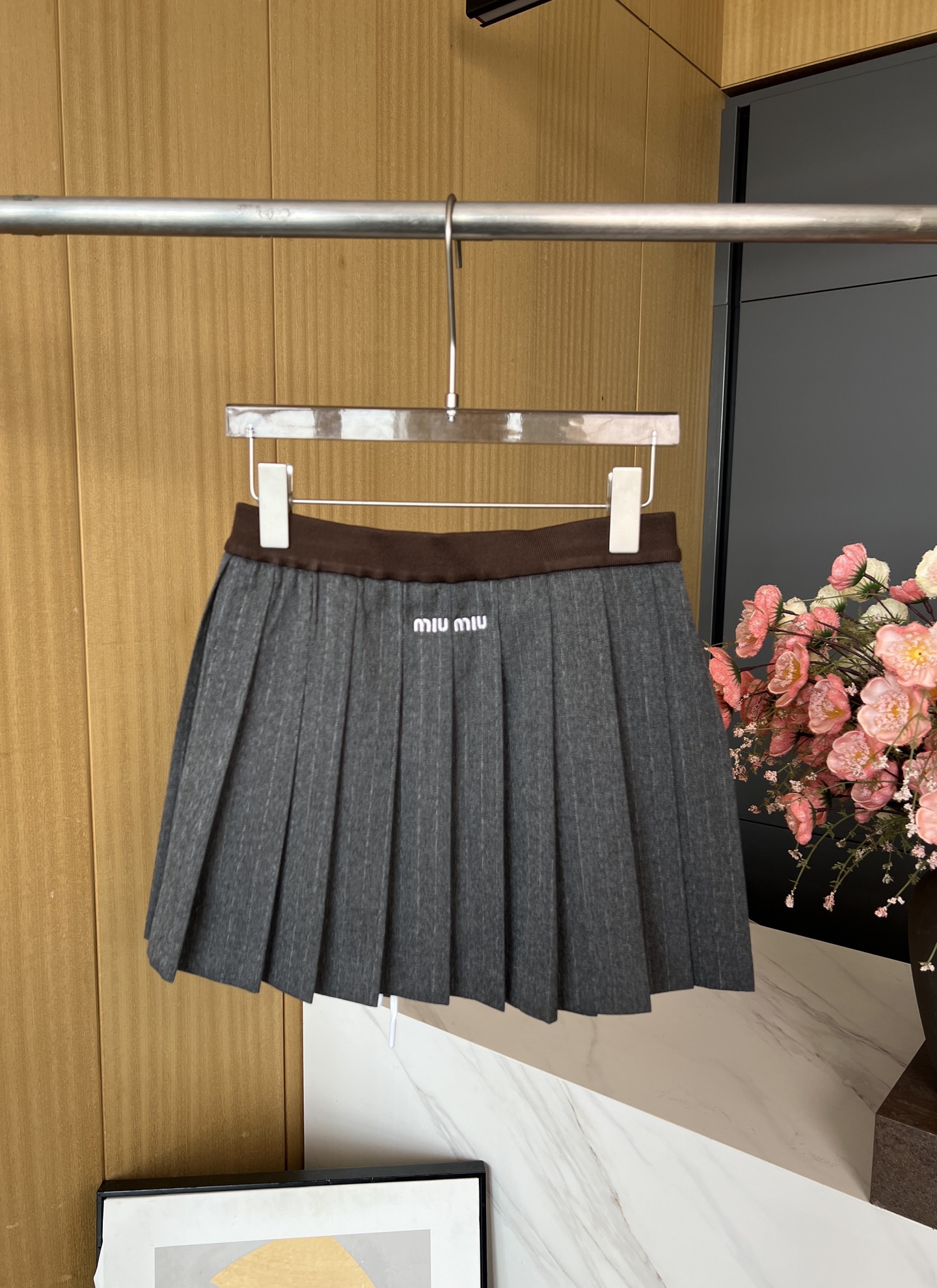 NO:459565,Miu Miu autumn and winter new pleated fine striped mini skirt with pleated silhouette design, this mini skirt reinterprets classic pinstripes, embroidered logos, casual style S M L,,miumiu, skirts, alexander wang19860909Miu Miu 秋冬新款 褶皱细条纹迷你半身裙、采用褶皱廓形设计、这款迷你裙以现代风格重释经典细条纹、刺绣徽标、休闲版型 码数S M L,,miumiu,skirts,alexander wang,Women's clothing