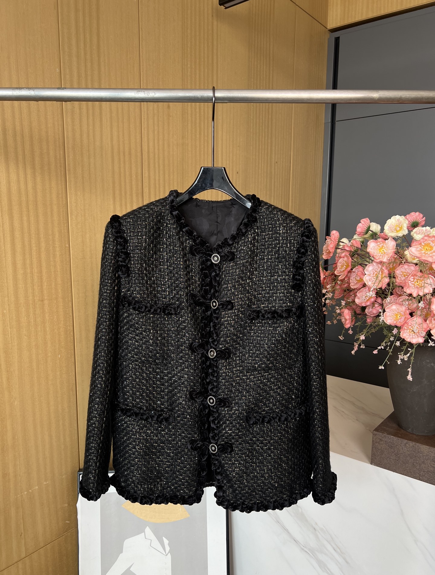 NO:459572,Chanel autumn and winter new style handmade workshop series rough woven jackets and rough plaid fabrics to create a famous style model, single row velvet braided plate on the front, new Chinese style fresh and elegant, casual style S M L, chanel, jackets & coats, alexander wang19860909Chanel 秋冬新款 手工坊系列粗花编织外套、粗花格纹面料打造名媛风典范、前襟单排丝绒编织盘、新中式清新雅致、休闲版型 码数S M L,,chanel,jackets & coats,alexander wang,Women's clothing