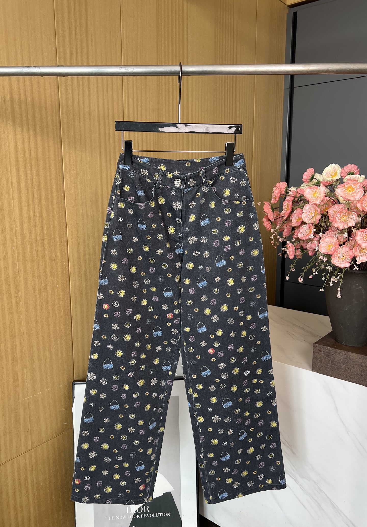 NO:459523,ChaneI new autumn and winter style color printed denim trousers, customized imported twill cotton denim fabric, multi-enzyme washing process, full-print color camellia digital element pattern, wide-leg pattern S M L, chanel, alexander wang19860909ChaneI 秋冬新款 彩色印花牛仔长裤、定制进口斜纹棉牛仔面料、多重酵素水洗工艺处理、通体满印彩色山茶花数字元素图案、阔腿版型 码数S M L,,chanel,alexander wang,Women's clothing