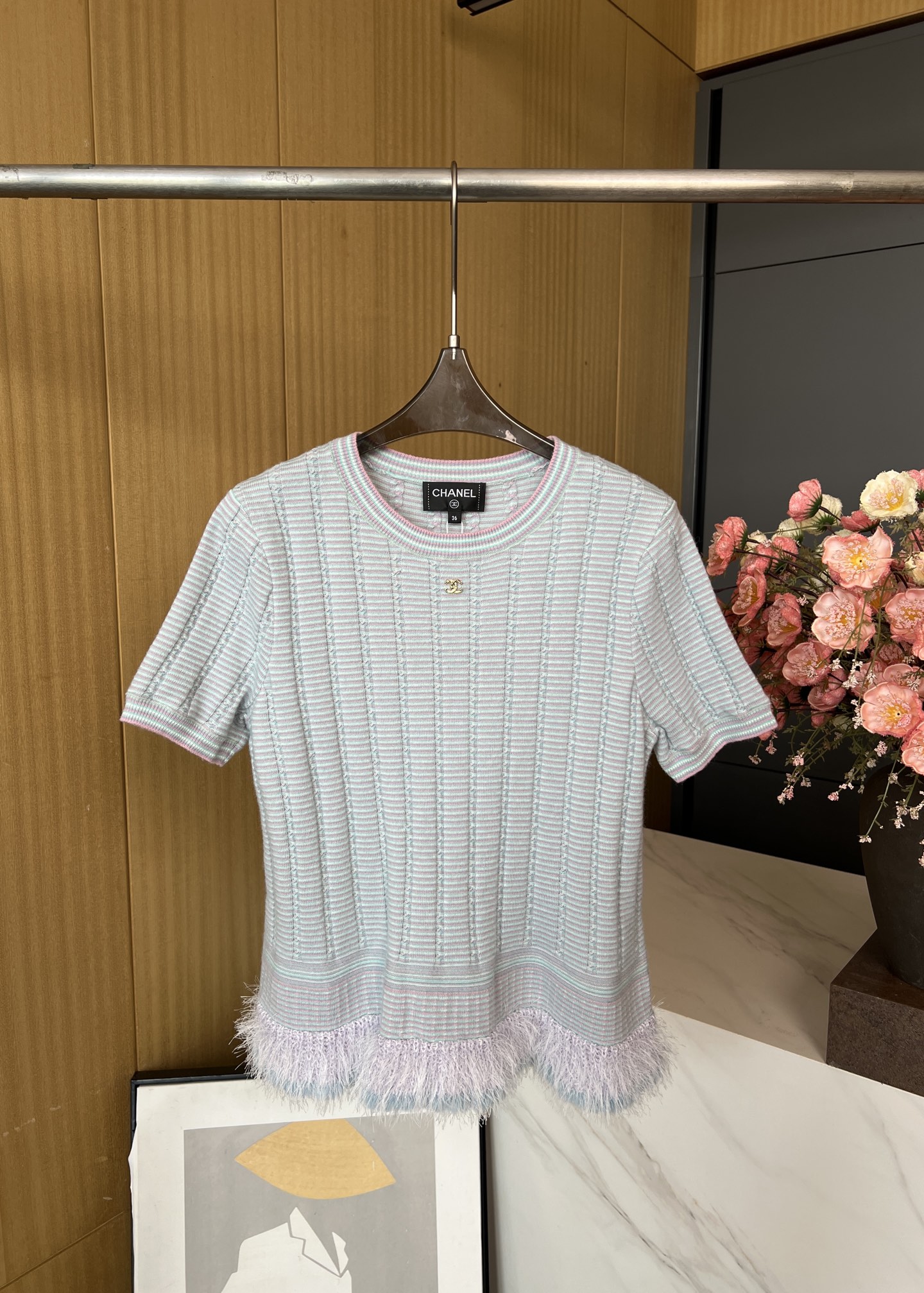 NO:473518,Chanel new autumn and winter style cashmere blend top fixed weaving and dyeing technology, embellishing gradient feather hem, decorating brand metal logo, elastic fabric S M L, chanel, alexander wang19860909Chanel 秋冬新款 羊绒混纺上衣 定织定染工艺、点缀渐变羽毛下摆、饰品牌金属徽标、面料有弹力 码数S M L,,chanel,alexander wang,Women's clothing