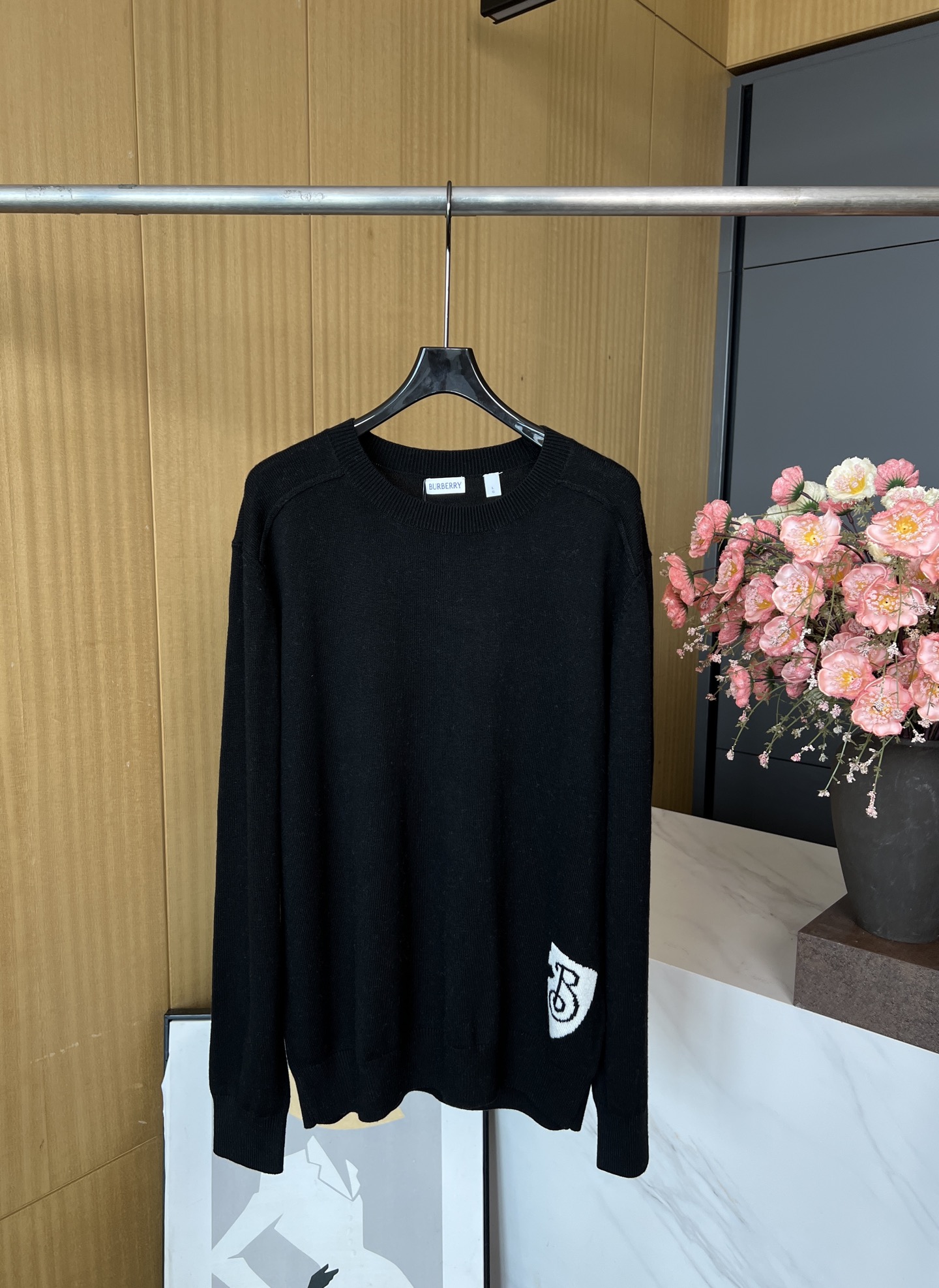 NO:462493,Burberry autumn and winter new style shield inlay knitted round-neck pullover sweater, custom wool fabric, hem jacquard technology uses Burberry classic B-shaped shield as the core element, casual style S M L, burberry, sweaters, alexander wang19860909Burberry 秋冬新款 盾牌嵌花针织圆领套头毛衣、采用定制羊毛面料、下摆提花工艺以Burberry经典B字盾牌为核心元素、休闲版型 码数S M L,,burberry,sweaters,alexander wang,Women's clothing