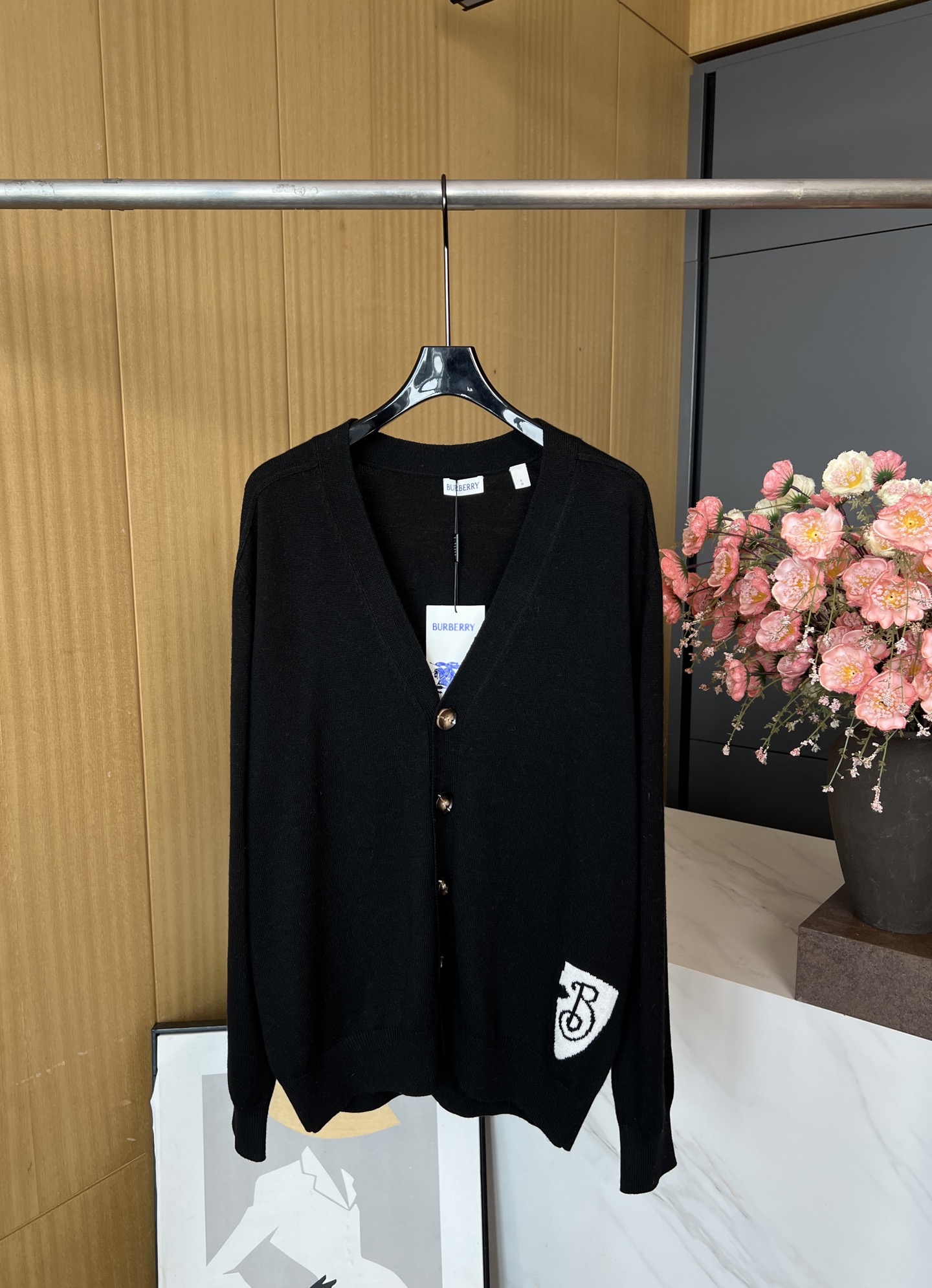 NO:462499,Burberry's new autumn and winter style shield inlay knitted cardigan, custom wool fabric, hem jacquard technology with Burberry classic B-shaped shield as the core element, casual style S M L, burberry, alexander wang19860909Burberry 秋冬新款 盾牌嵌花针织开衫、采用定制羊毛面料、下摆提花工艺以Burberry经典B字盾牌为核心元素、休闲版型 码数S M L,,burberry,alexander wang,Women's clothing