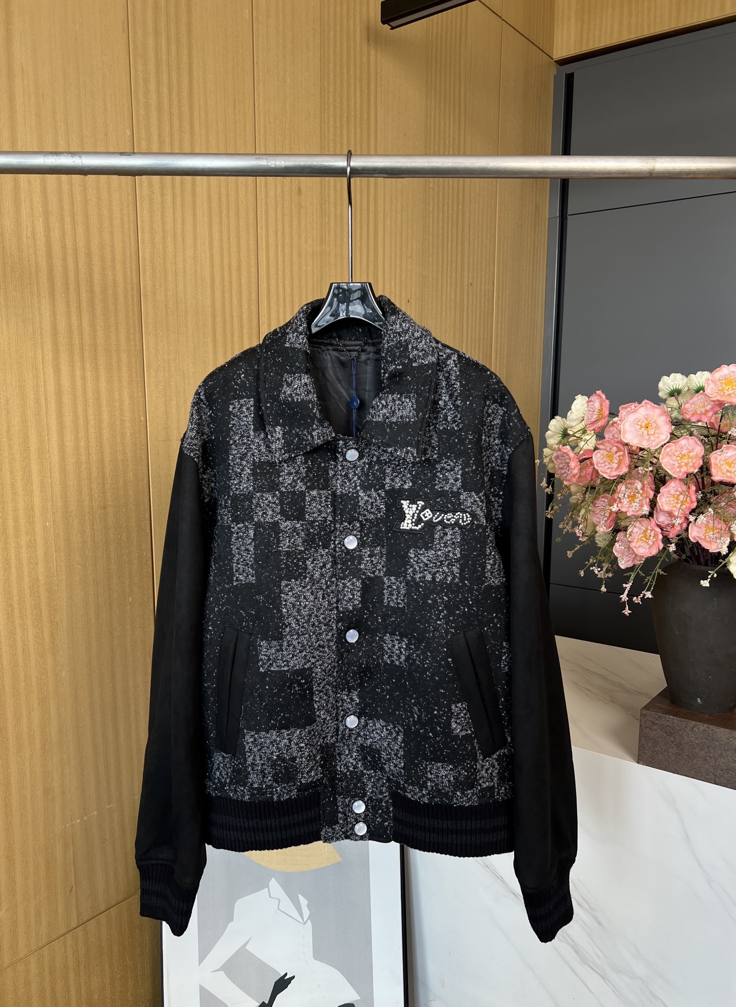 NO:465150,Louis Vuitton men's Louis Vuitton autumn and winter new lapel long-sleeved baseball tunic jacket suede leather sleeve spliced ​​wool body, rhinestone and resin beads lit logo patch, embellished with bright pearlescent buttons, striped ribbed hem and cuffs black silk full lining, pearled snap front closure, loose fit S M L XL,,louis vuitton,louis vuitton,jackets & coats,alexander wang19860909男款LouisVuitton 路易 秋冬新款 翻领长袖棒球束腰夹克 绒面皮革衣袖拼接毛呢衣身、莱茵石和树脂珠饰点亮标识贴饰、与莹亮珠光纽扣相互点缀、条纹罗纹下摆和袖口黑色丝质全内衬、珠光按扣前襟、宽松版型 码数S M L XL,,louis vuitton,louis vuitton,jackets & coats,alexander wang,Women's clothing