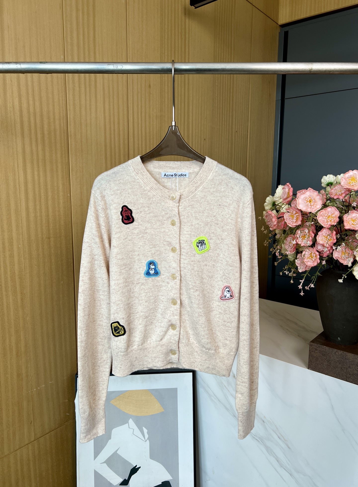 NO:462488,ACNE STUDIOS X MOOMIN Autumn and Winter New Cartoon Appliance Knitted Cardigan, Five Mumin Family Badges, Momin logo on the back collar, casual style S M L,,acne studios,dior,alexander wang19860909ACNE STUDIOS X MOOMIN 秋冬新款 卡通贴布针织开衫、全身有五个姆明家族的小徽章、后领口上有姆明标志、休闲版型 码数S M L,,acne studios,dior,alexander wang,Women's clothing