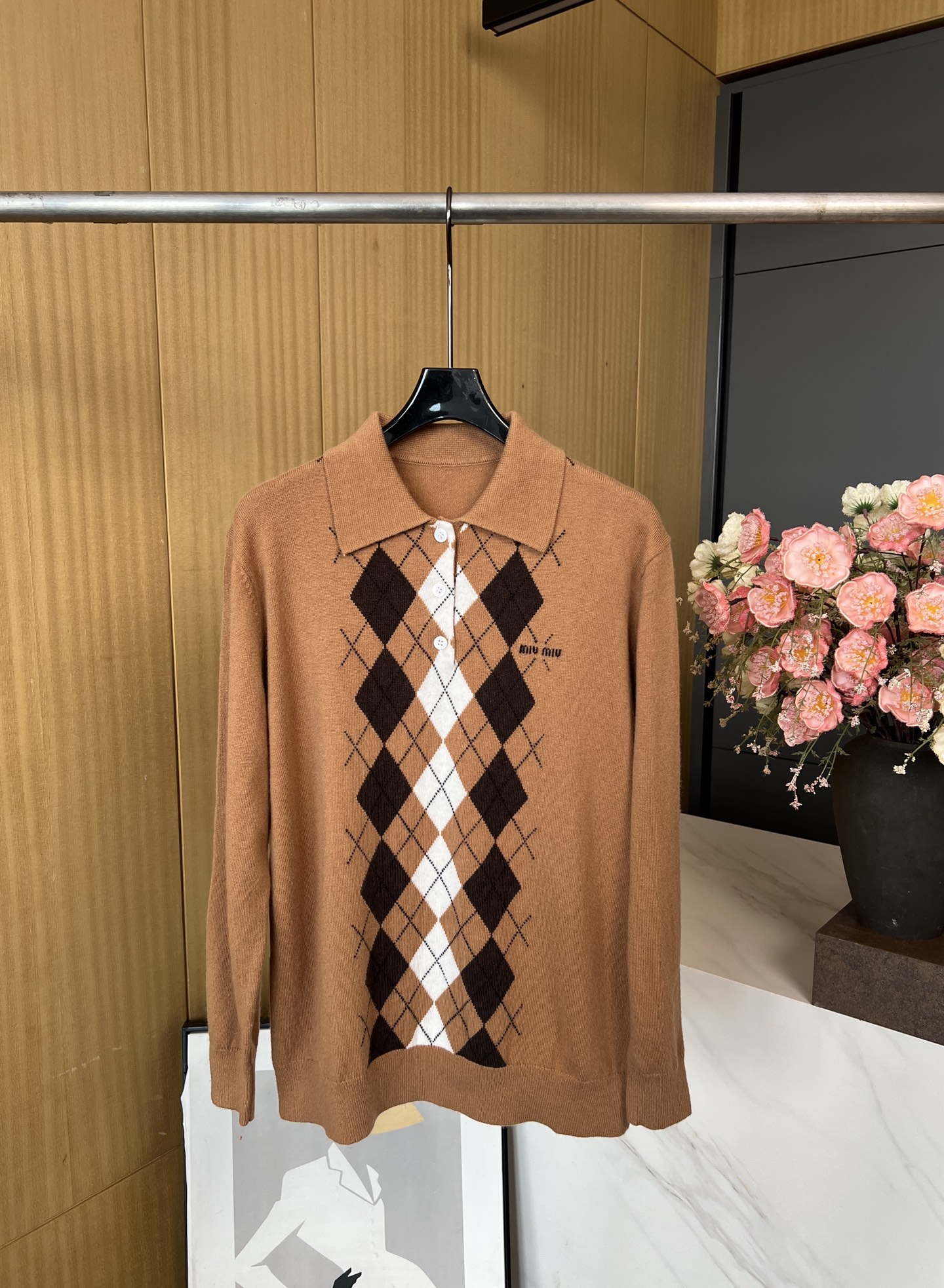 NO:462507,Miu Miu new autumn and winter style, lapel diamond knitted long sleeves, custom wool yarn, large body milk tea color contrasts with rhombus pattern on the chest, neckline button half-clad design, cuff spiral edging, casual style S M L,,miumiu,alexander wang19860909Miu Miu 秋冬新款 翻领菱格针织长袖、定制羊毛纱线、大身奶茶色与胸前菱形图案撞色 、领口纽扣半开襟设计 袖口螺旋纹包边、休闲版型 码数S M L,,miumiu,alexander wang,Women's clothing