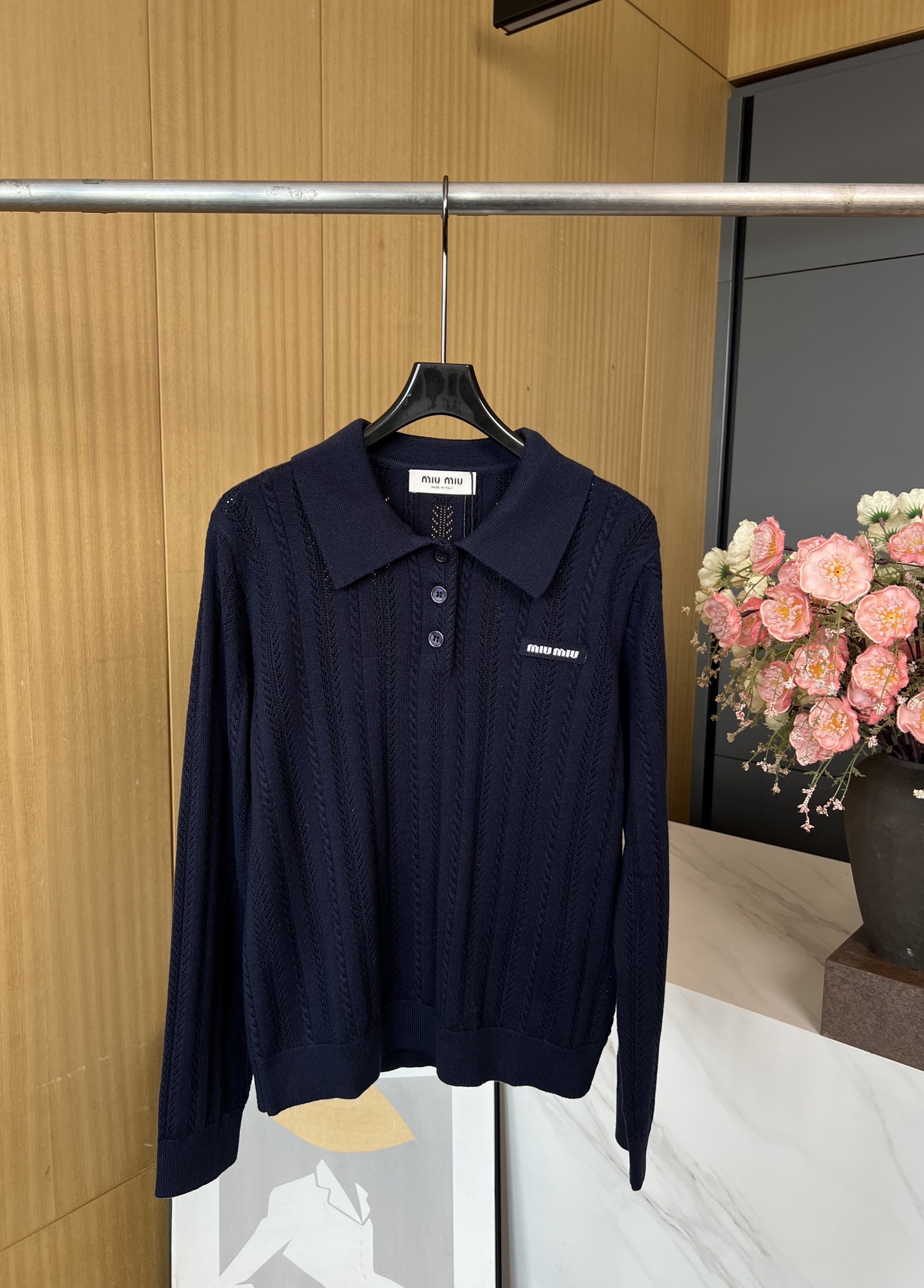 NO:462516,Miu Miu autumn and winter new style, lapel knitted long-sleeved top, chest embroidered logo, and the whole body is intertwined with hollow crochet texture, outlining diamond pattern to highlight the high-end feeling of outfit. The collar cuffs and hem are contrasting colors and edges, casual style. S M L,,miumiu,alexander wang19860909Miu Miu 秋冬新款 翻领针织长袖上衣、胸前刺绣logo、通体利用镂空钩针肌理交织 勾勒出菱格花纹图案 凸显穿搭高级感 领口袖口和下摆撞色收边、休闲版型 码数S M L,,miumiu,alexander wang,Women's clothing