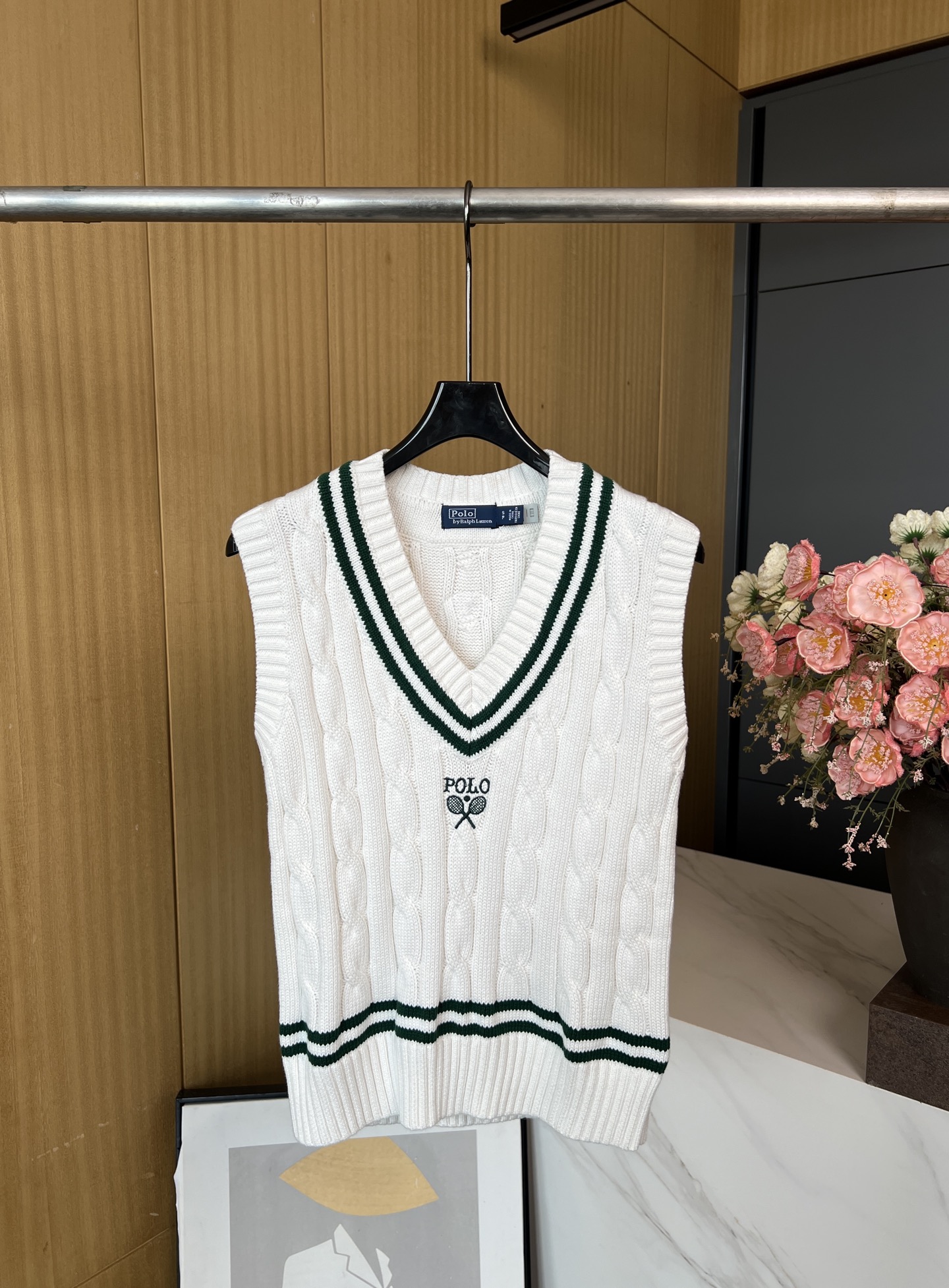 NO:462532,Ralph Lauren New autumn and winter pure cotton V-neck sports tennis knitted vest, white with green edge V-neck design Tennis embroidery pattern on chest, Wimbledon badge decoration behind pure cotton fabric soft and comfortable, casual style S M L, loro piano, alexander wang19860909Ralph Lauren 拉夫劳伦 秋冬新款 纯棉V领运动网球针织背心、白色配绿边 V领设计 胸前网球刺绣图案、背后温网徽章装饰 纯棉面料柔软舒适、休闲版型 码数S M L,,loro piana,alexander wang,Women's clothing
