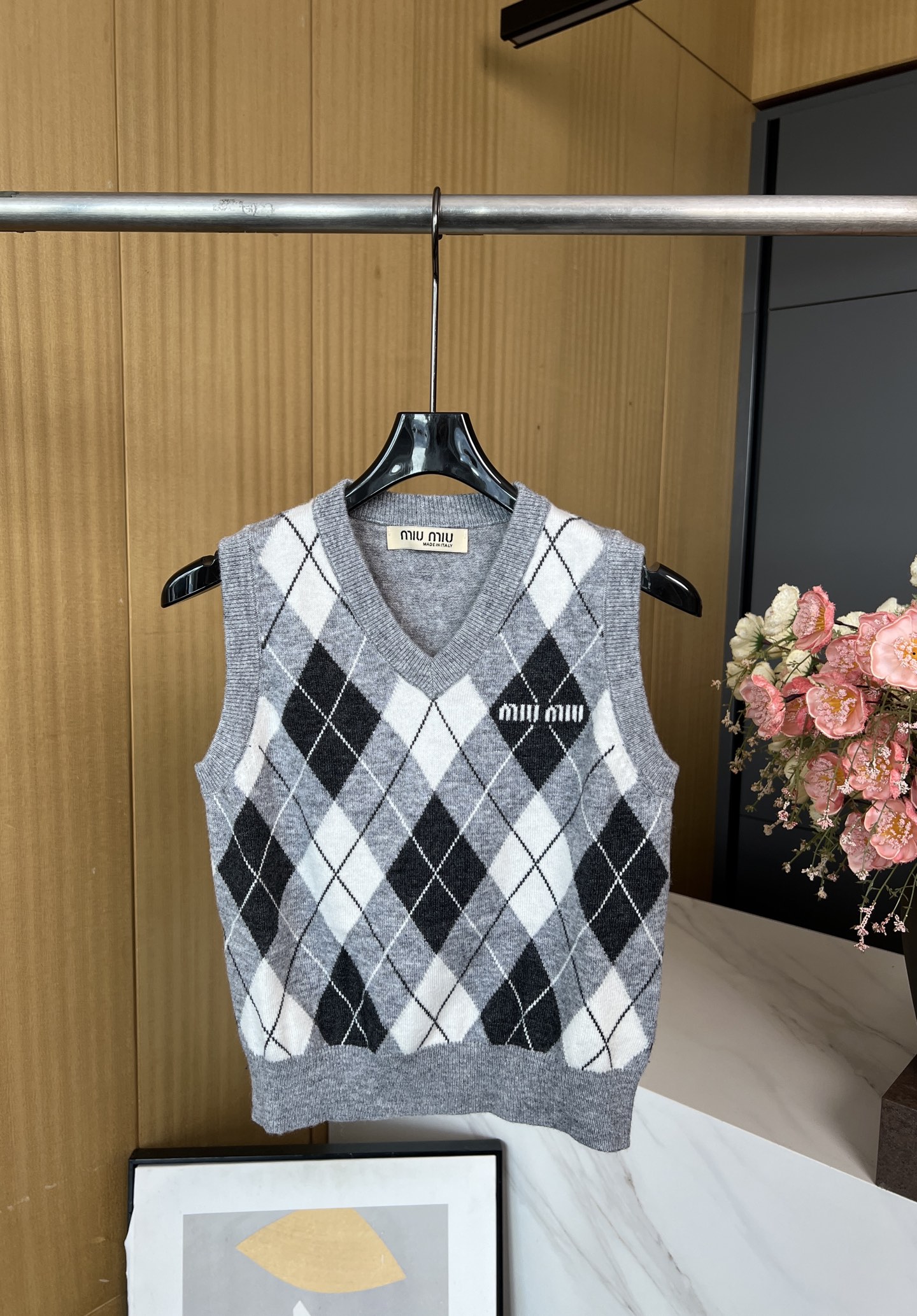NO:462524,Miu Miu New autumn and winter style diamond knitted vest, large body covered with diamond pattern and multiple contrasting colors, forming a collision with the plain color of the sleeves, spiral pattern on the neckline cuffs, adding to the youthful atmosphere of the college, and casual style. S M L,,miumiu,alexander wang19860909Miu Miu 秋冬新款 菱格针织背心、大身满铺菱形图案多重撞色 与袖子素色形成碰撞、领口袖口螺旋纹包边、增加学院青春气息、休闲版型 码数S M L,,miumiu,alexander wang,Women's clothing