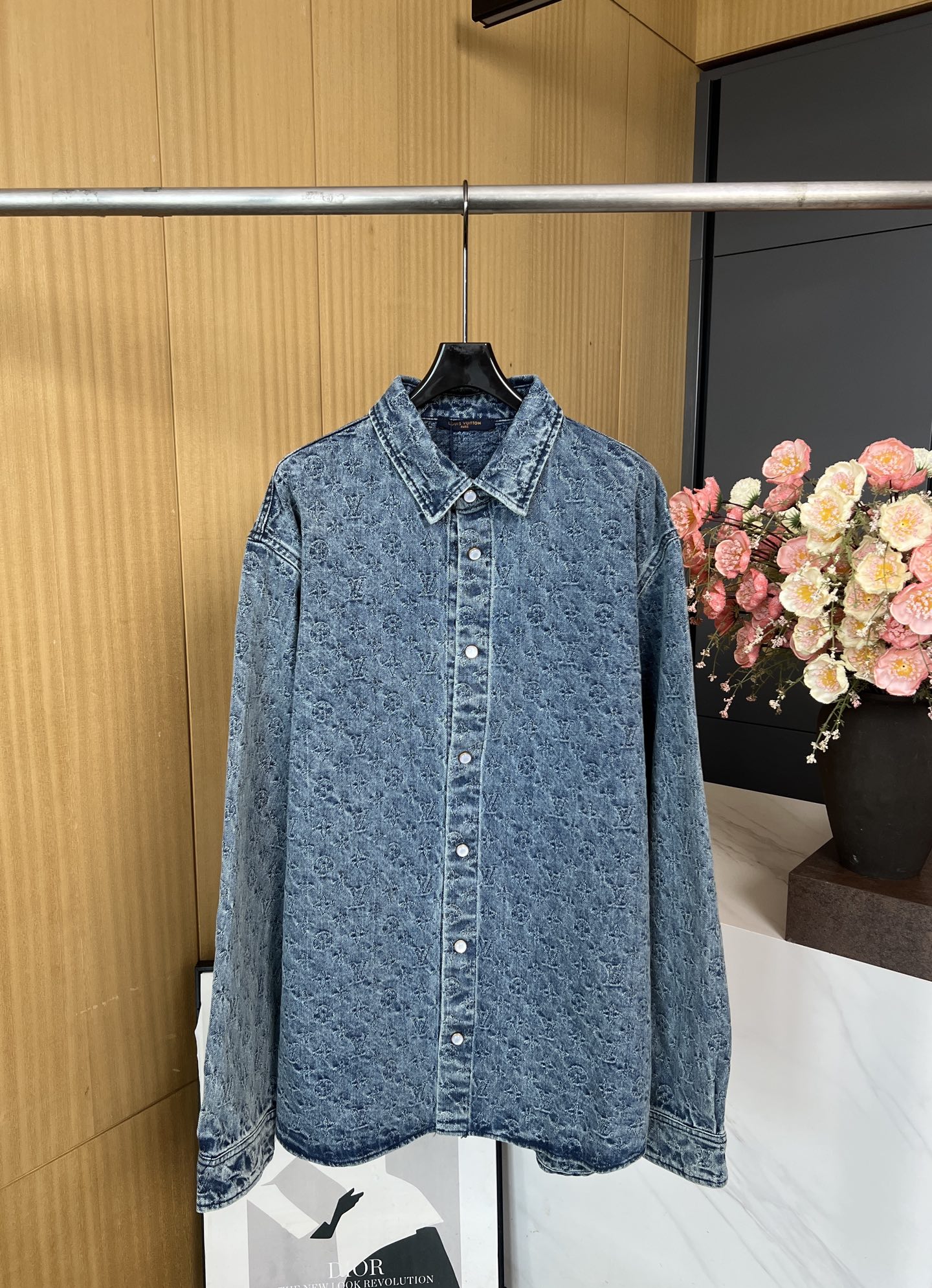 NO:471598,Men's Louis Vuitton Louis autumn and winter new style heavy industry jacquard long-sleeved shirt jacket, classic denim blue washing fabric, custom white bead lettering button new design auxiliary material button details, straight cut style design, full of classic brand logo jacquard effect, loose version S M L XL,,louis vuitton,louis vuitton,jacquardton,jacquardton,jackets & coats,alexander wang19860909男款LouisVuitton 路易 秋冬新款 重工款提花长袖衬衣外套、经典牛仔蓝洗水面料、定制白珠刻字纽扣全新设计辅料纽扣细节、直筒剪裁版型设计、满身经典品牌logo提花效果、宽松版型 码数S M L XL,,louis vuitton,louis vuitton,jackets & coats,alexander wang,Women's clothing