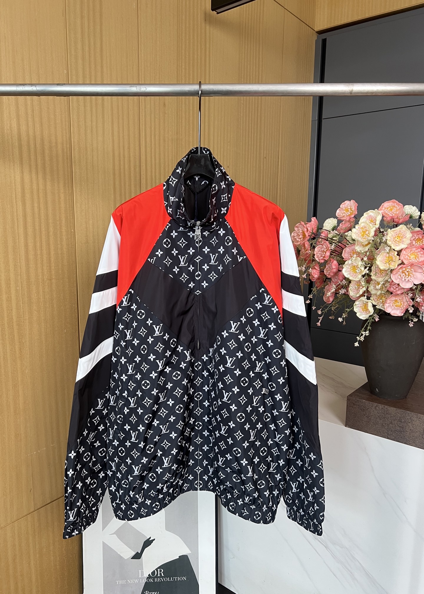 NO:465156,Louis Vuitton Autumn and Winter New Style Casual Sports Long Sleeve Jacket, Full Mosaic Monogram Print Rejuvenating Dynamic Silhouette, Red, Black and White Contrast Color Rich Visual Level, Black Silk Fabric Zipper Opening and Closed Plate, Hem Sleeve Elastic Band, Men and Women Same Model Size S M L XL,,louis vuitton,louis vuitton,jackets & coats,alexander wang19860909LouisVuitton 路易 秋冬新款 休闲运动长袖外套、全幅 Monogram 印花焕新动感廓形、红黑白撞色丰富视觉层次、内里黑色丝质面料拉链开合门襟、下摆衣袖弹力带、男女同款 码数S M L XL,,louis vuitton,louis vuitton,jackets & coats,alexander wang,Women's clothing