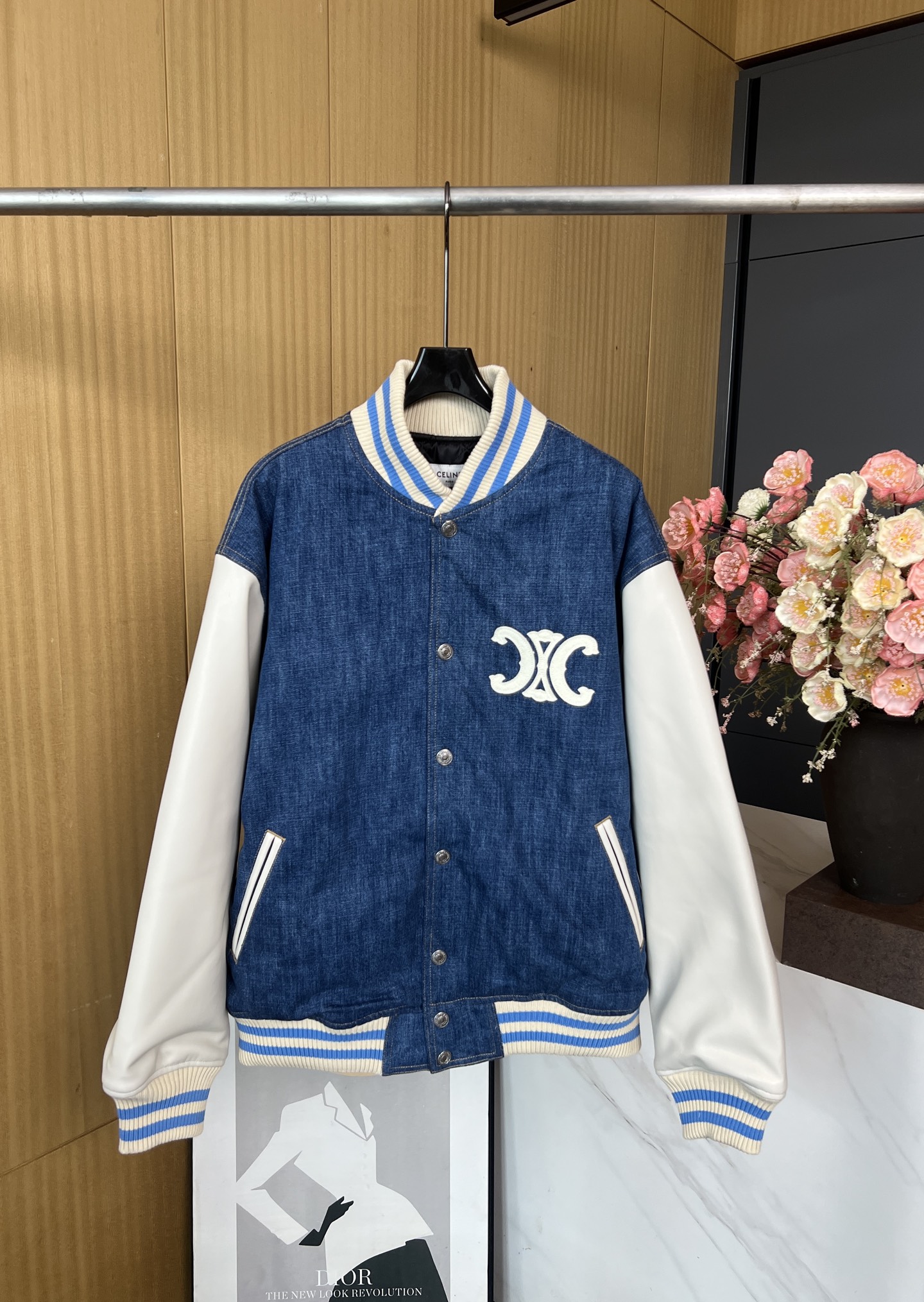 NO:465165,Celine autumn and winter new style denim leather sleeve baseball jacket cotton jacket, TRIOMPHE embroidered logo on the chest, CELINE PARIS patch on the back, two-color teddy bear fur collar and leather sleeves, loose style, same style for men and women. Size S M L XL,,celine, jackets & coats, jackets & coats, alexander wang19860909Celine 秋冬新款 牛仔拼皮袖棒球夹克棉服外套、胸前饰有TRIOMPHE刺绣徽标,背面点缀CELINE PARIS贴片、双色泰迪熊毛领与皮革袖子、宽松版型、男女同款 码数S M L XL,,celine,jackets & coats,jackets & coats,alexander wang,Women's clothing