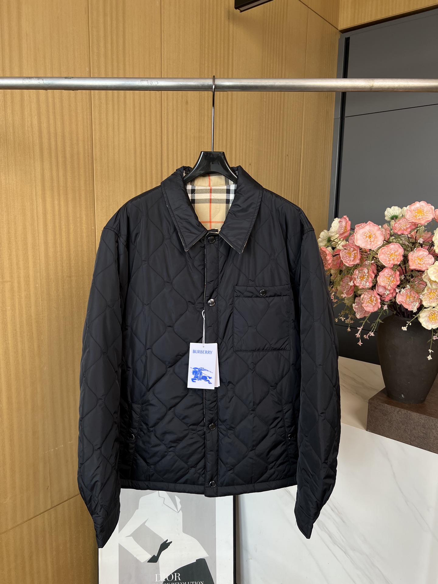 NO:471601,Burberry new autumn and winter style, double-sided two-wear cotton jacket, classic plaid-on-climbing design, one side of black diamond pattern, plaid-on-climbing design, patch-on-climbing pocket, original ban engraving hardware accessories, casual style, same style for men and women, S M L XL,,burberry, jackets & coats,alexander wang19860909Burberry 秋冬新款 双面两穿棉服外套、经典格纹对花对格设计、一面黑色菱格纹、门襟按扣设计 贴布按扣口袋、原ban刻字五金辅料、休闲款式 男女同款 码数S M L XL,,burberry,jackets & coats,alexander wang,Women's clothing