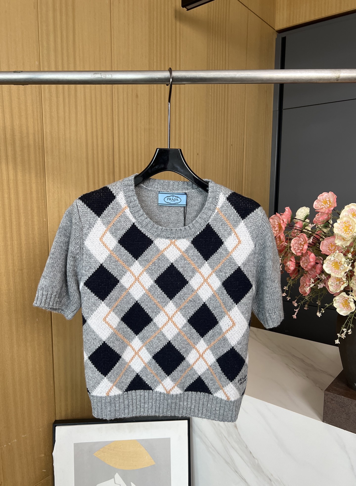 NO:465174,Prada's new autumn and winter wool diamond tops are made of soft wool fabric, classic diamond knitted pattern hem brand logo embroidery, ribbed neckline cuffs and hem, elastic version S M L, prada, alexander wang19860909Prada 秋冬新款 羊毛菱格纹上衣 采用柔软羊毛面料、经典菱格纹针织图案下摆饰品牌标识刺绣、罗纹领口袖口和下摆、弹力版型 码数S M L,,prada,alexander wang,Women's clothing