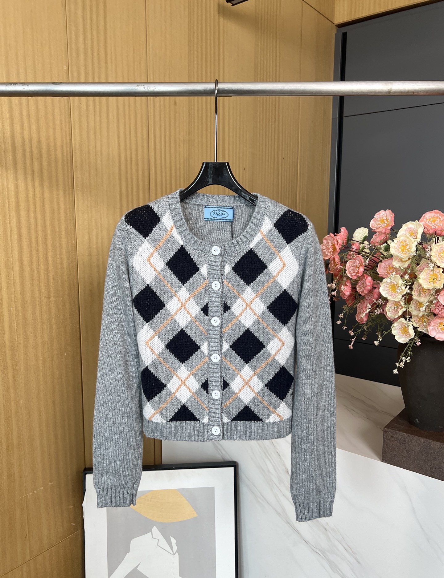 NO:465190,Prada's new autumn and winter wool diamond knitted cardigan is made of soft wool fabric, classic diamond knitted pattern hem brand logo embroidery, ribbed neckline cuffs and hem, elastic version S M L,,prada,alexander wang19860909Prada 秋冬新款 羊毛菱格纹针织开衫 采用柔软羊毛面料、经典菱格纹针织图案下摆饰品牌标识刺绣、罗纹领口袖口和下摆、弹力版型 码数S M L,,prada,alexander wang,Women's clothing