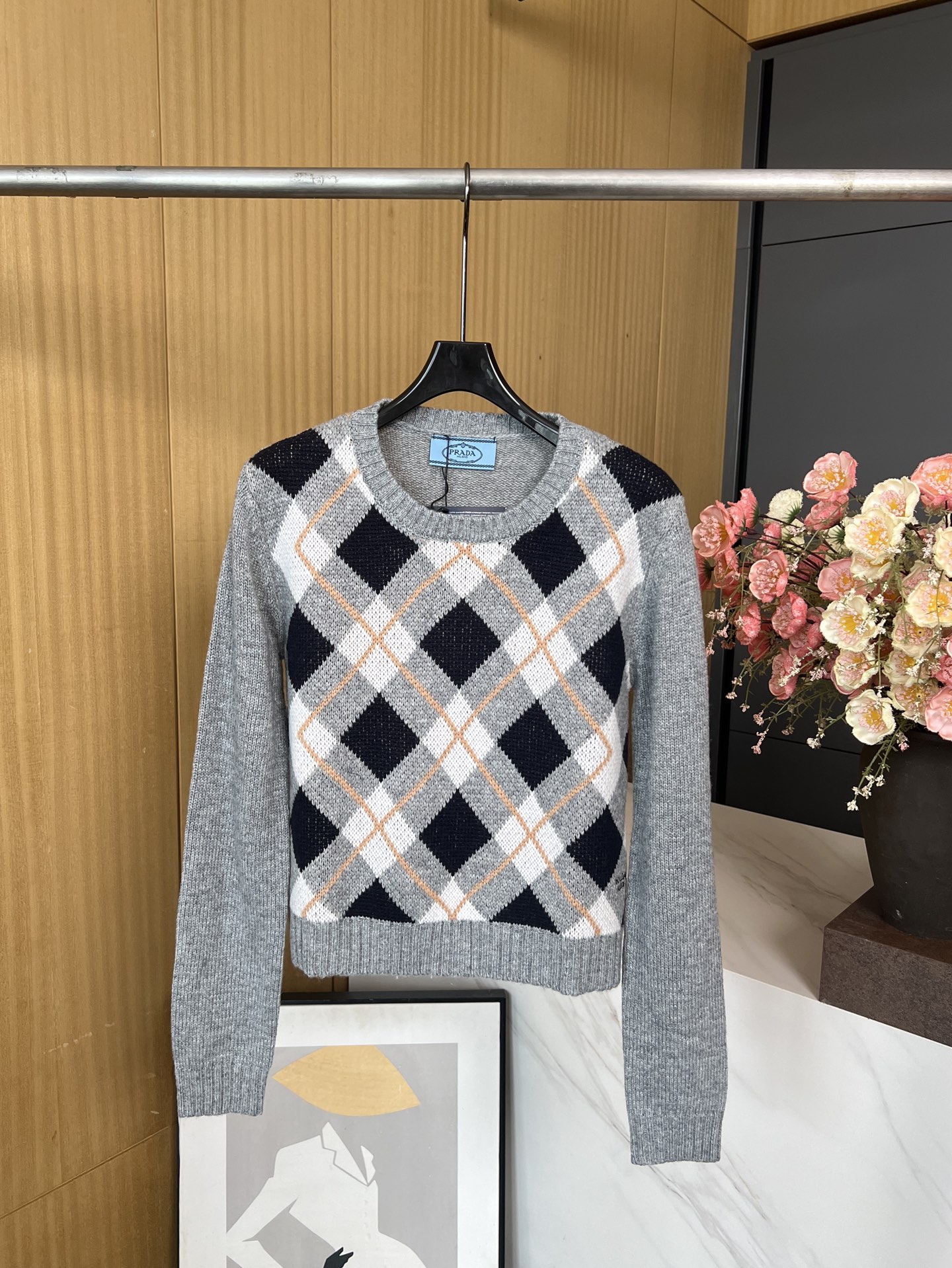 NO:465182,Prada's new autumn and winter wool diamond-shaped long-sleeved pullover, soft wool fabric, classic diamond-shaped knitted pattern, brand embroidery of hem, ribbed neckline cuffs and hem elastic style S M L,,prada,alexander wang19860909Prada 秋冬新款 羊毛菱格纹长袖套头衫、采用柔软羊毛面料、经典菱格纹针织图案、下摆饰品牌标识刺绣、罗纹领口袖口和下摆 弹力版型 码数S M L,,prada,alexander wang,Women's clothing