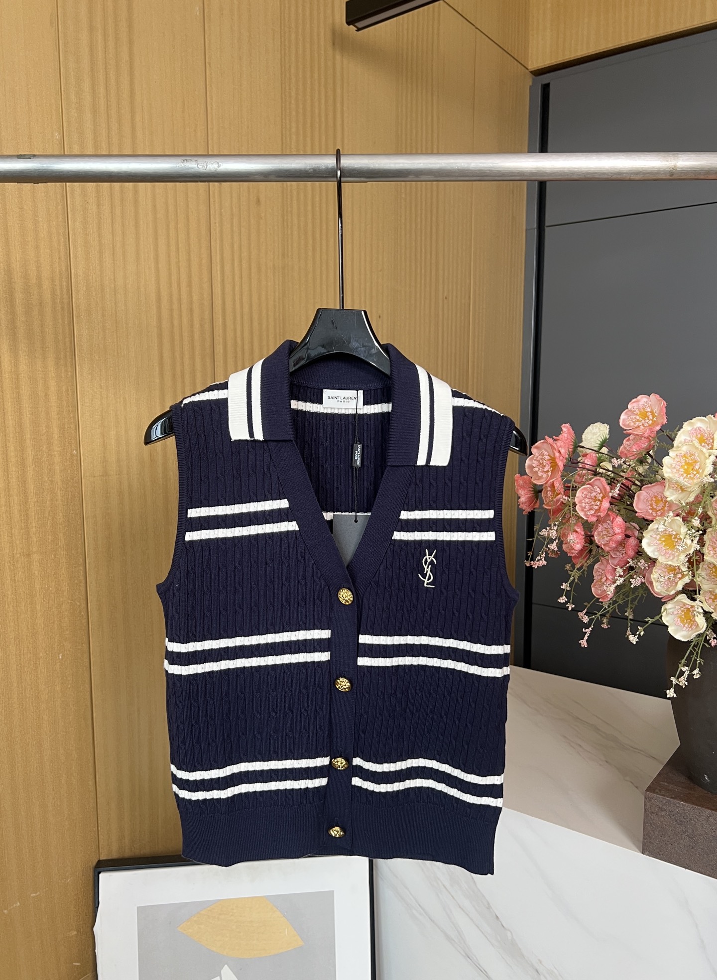 NO:465198,SAINT LAURENT YSL Autumn and winter new wool-blend polo vest Navy blue wool-blend fabric Contrast stripe pattern decoration brand logo embroidery, polo neckline Button opening and closing, elastic version Number S M L,,saint laurent,saint laurent,alexander wang19860909SAINT LAURENT YSL 秋冬新款 羊毛混纺polo背心 藏蓝色羊毛混纺面料 撞色条纹图案饰品牌标识刺绣、polo领口 纽扣开合、弹力版型 码数S M L,,saint laurent,saint laurent,alexander wang,Women's clothing