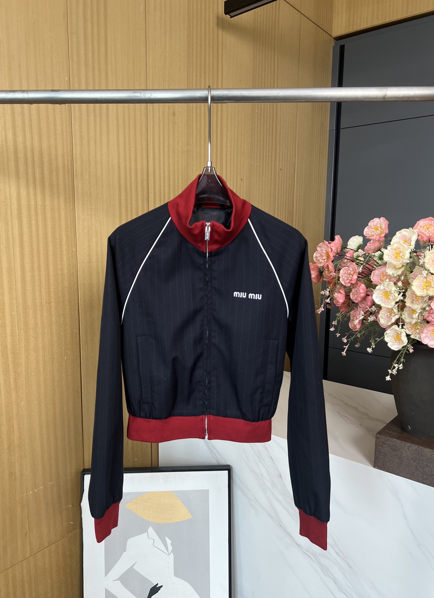 NO:465129,Miu Miu autumn and winter new style pinstripe zipper jacket, cotton and wool blend fabric made, embroidered with brand logo embroidery logo, age-reducing pinstripe pattern, contrasting ribbed collar neckline Zipper opening and closing Short design Casual style S M L,,miumiu, jackets & coats,alexander wang19860909Miu Miu 秋冬新款 细条纹拉链夹克、棉羊毛混纺面料制作、饰有品牌标识刺绣徽标、减龄细条纹图案、撞色罗纹立领领口 拉链开合 短款设计 休闲版型 码数S M L,,miumiu,jackets & coats,alexander wang,Women's clothing