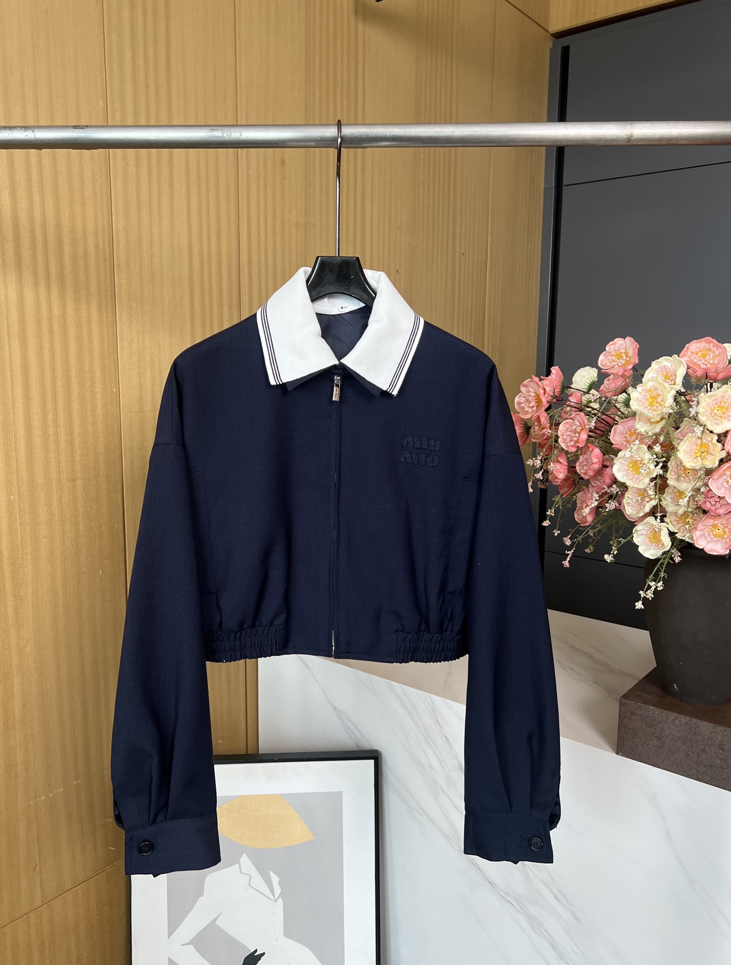 NO:465137,Miu Miu autumn and winter new style knitted lapel splicing jacket, chest brand logo, zipper adjustment and collar black and white stripes contrasting design, chest embellishment iconic letter logo decoration, elastic elastic cuff hem detail treatment, short waist-hugging style S M L,,miumiu, jackets & coats,alexander wang19860909Miu Miu 秋冬新款 针织翻领拼接外套、胸前品牌徽标、开襟拉链调节配合领边黑白条纹撞色设计 、胸前点缀标志性字母徽标装饰、弹力松紧袖口下摆包边细节处理、短款收腰款式 码数S M L,,miumiu,jackets & coats,alexander wang,Women's clothing