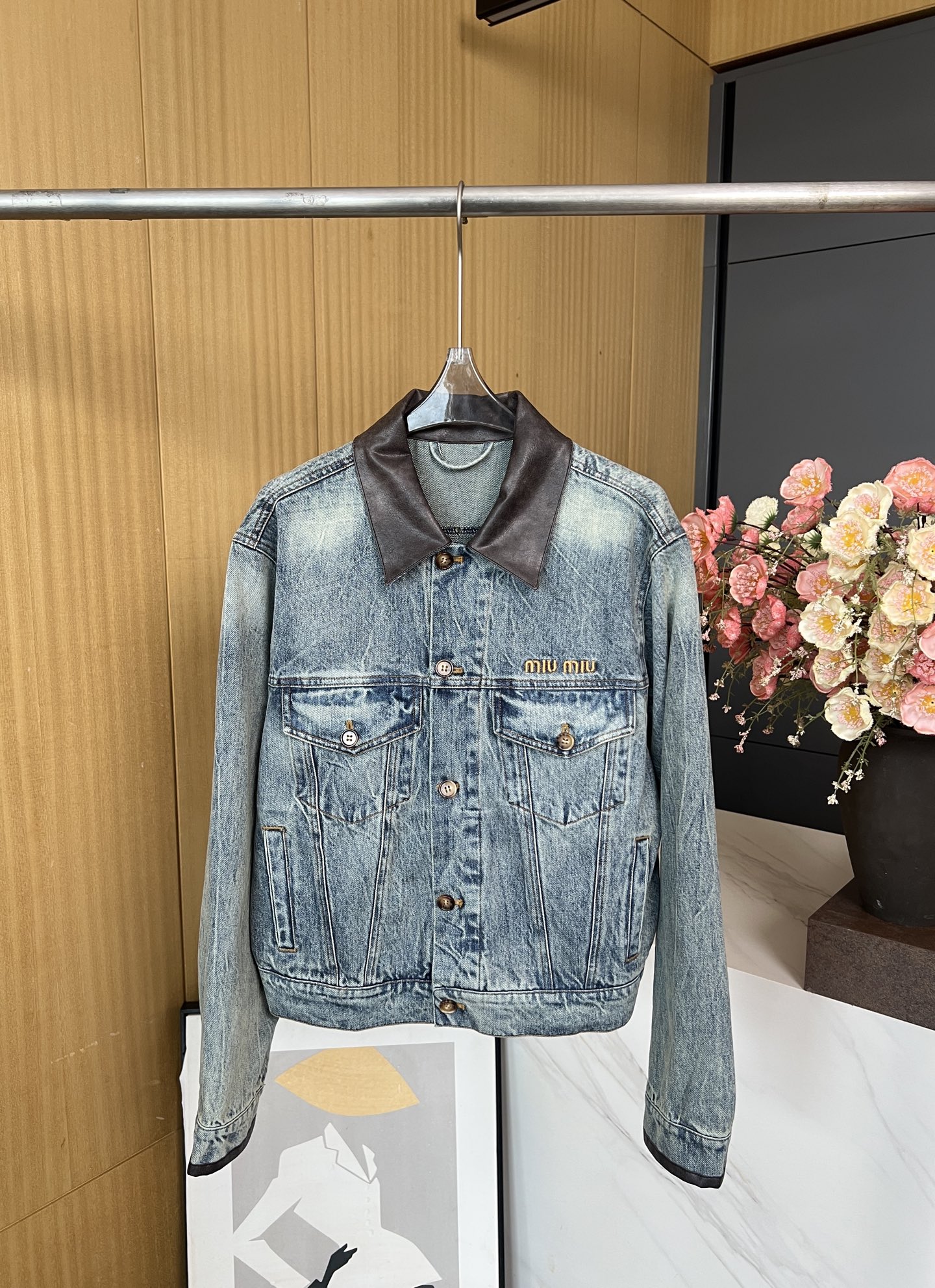 NO:465145,Miu Miu autumn and winter new style, gradient grinding white leather denim jacket, retro washing technology to create natural wrinkles, letter logo embellishment on the chest, leather collar design, casual style. S M L,,miumiu, jackets & coats,alexander wang19860909Miu Miu 秋冬新款 渐变磨白拼皮牛仔外套、复古水洗工艺打造自然褶皱、胸前字母logo点缀、皮革领设计、休闲版型 码数S M L,,miumiu,jackets & coats,alexander wang,Women's clothing