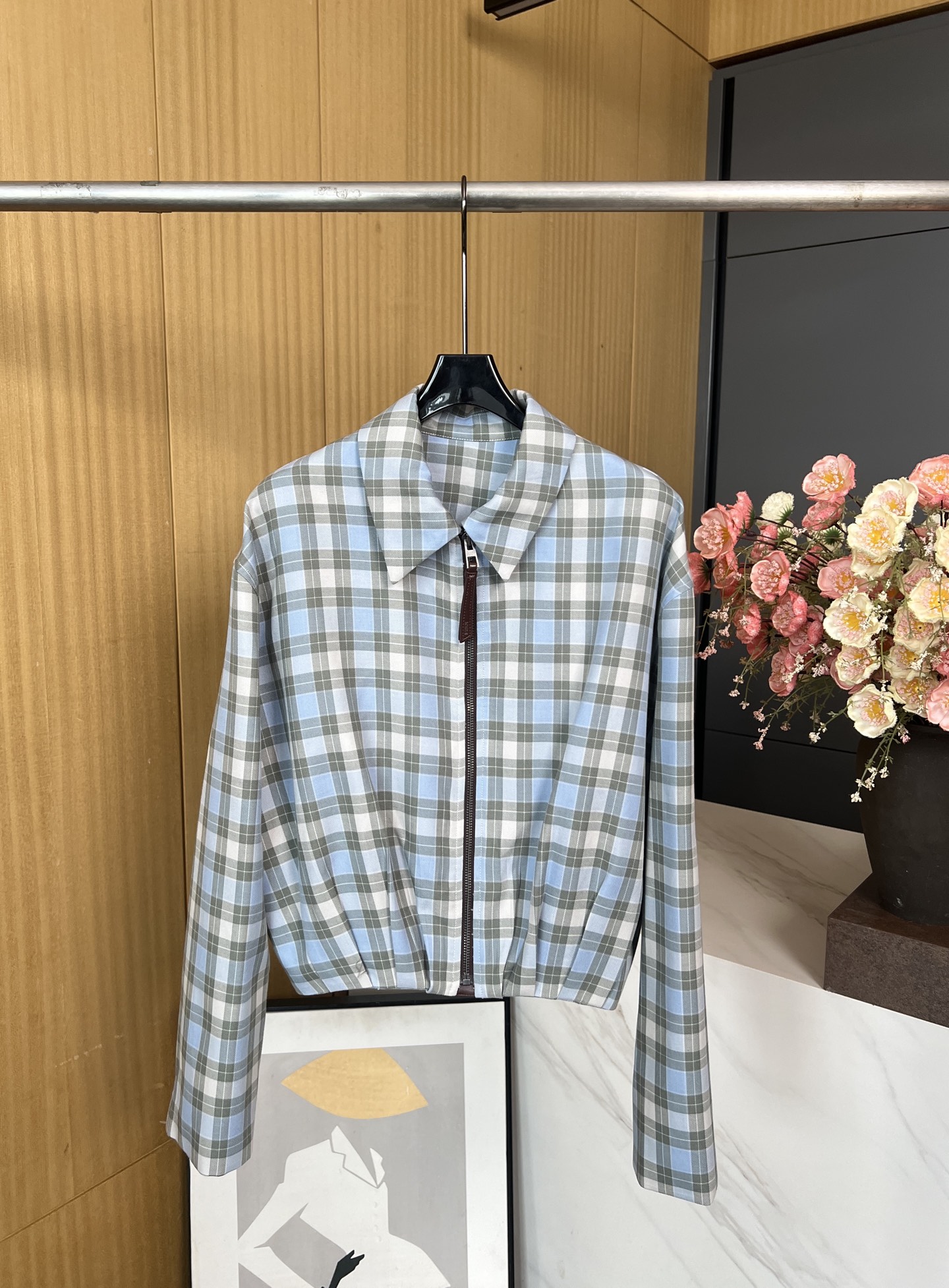 NO:465152,Loewe's new autumn and winter style Scottish pattern vertical pleated jacket, light blue color scheme, refreshing autumn casual outfit, irregular tilted pleated letter leather mark on the back waist, casual style S M L,,loewe, jackets & coats, jackets & coats, alexander wang19860909Loewe 秋冬新款 苏格兰纹立裁褶皱夹克外套、通体浅蓝色系配色、搭配清爽秋日休闲穿搭、后腰不规则斜裁褶皱字母皮标、休闲版型 码数S M L,,loewe,jackets & coats,jackets & coats,alexander wang,Women's clothing