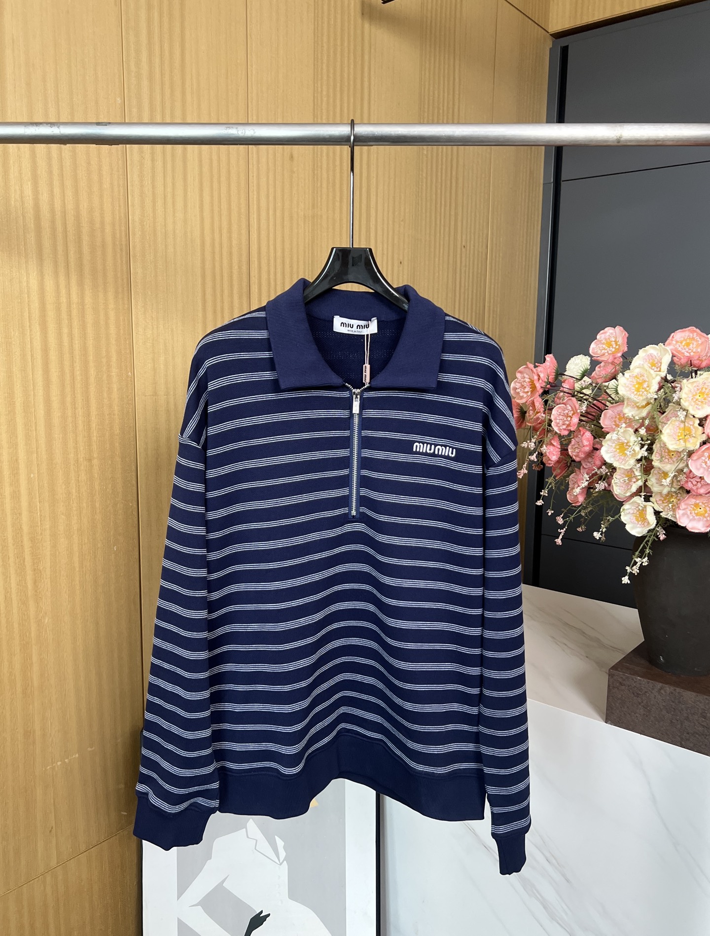 NO:465158,Miu Miu autumn and winter new style Cotton striped long-sleeved polo shirt jacket, navy blue cotton jersey fabric, brand logo embroidery age-reducing striped pattern, polo neckline Zipper closure, ribbed elastic cuffs and hem, casual style S M L,,miumiu, jackets & coats,alexander wang19860909Miu Miu 秋冬新款 棉质条纹长袖polo衫外套、藏蓝色棉质平纹针织面料、饰品牌标识刺绣减龄条纹图案、polo领口 拉链开合、罗纹弹力袖口和下摆、休闲版型 码数S M L,,miumiu,jackets & coats,alexander wang,Women's clothing