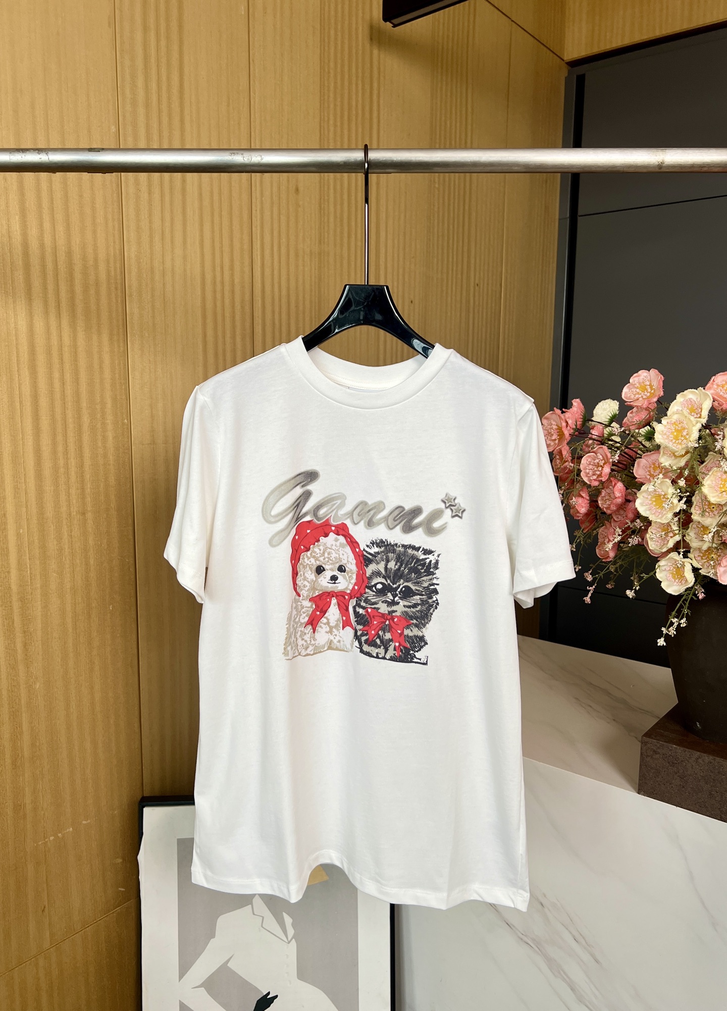 NO:465175,GANNI early autumn new style, limited short-sleeved T-shirt on the Chinese Valentine's Day, cute cat and puppy pattern on the chest, red bow embellishment, brand logo letter design, pure cotton fabric soft and comfortable hand, casual style S M L, T-shirt,tees, t-shirt,alexander wang19860909GANNI 早秋新款 七夕节限定短袖T恤、胸前可爱猫咪小狗图案、红色蝴蝶结点缀、品牌logo字母设计、纯棉面料手感柔软舒适、休闲版型 码数S M L,,T-shirt,tees，t-shirt,alexander wang,Women's clothing