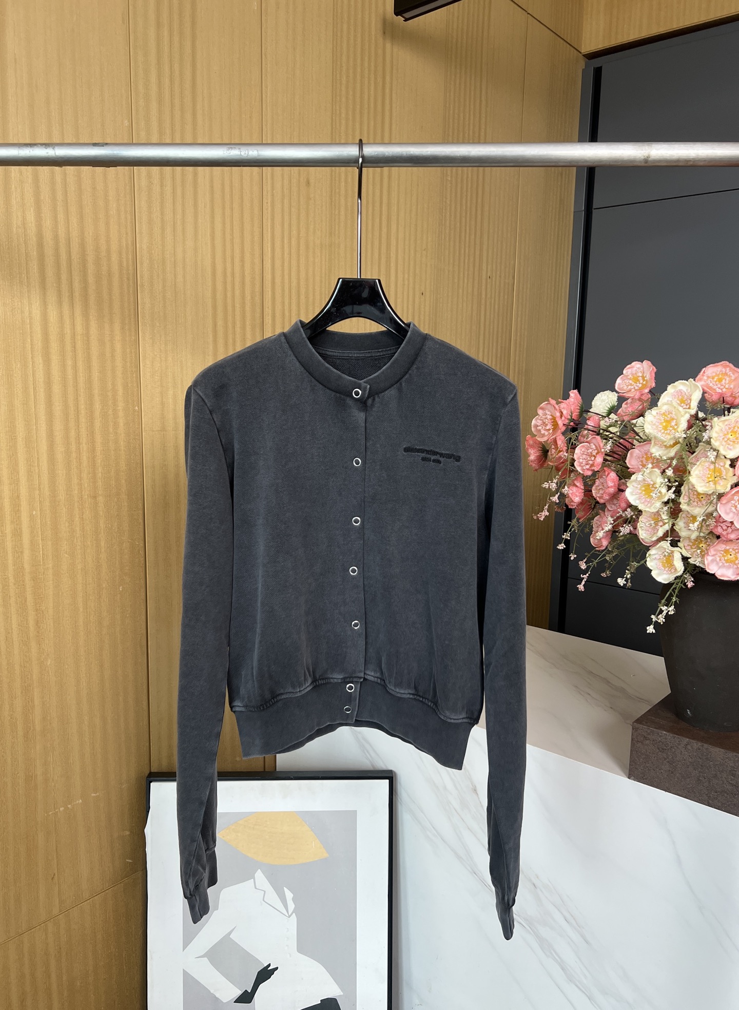 NO:465199,Alexander Wang Autumn and winter new styles Gray short stand-up collar sweatshirt cardigan, small logo embroidery embroidery on the chest The stand-up collar design is very stylish, heavy industry washing water, casual style S M L, alexander wang, hoodie, sweatshirts, alexander wang19860909Alexander Wang 大王 秋冬新款 灰色短款立领卫衣开衫、胸前小logo刺绣点缀 立领设计很有型、重工洗水色、休闲版型 码数S M L,,alexander wang,hoodie,sweatshirts,alexander wang,Women's clothing