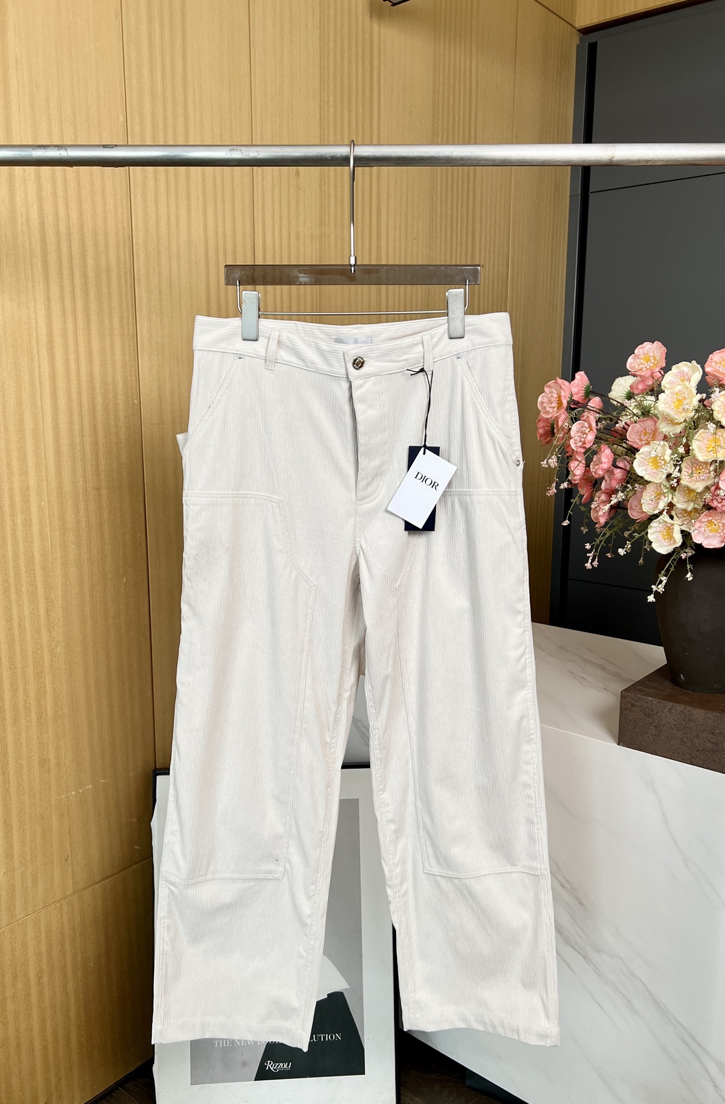 NO:471576,Men's Dior new autumn and winter style straight casual work trousers, inspired by Dior Love logo, customized off-white cotton corduroy fabric, five-pocket tailoring with Dior Love leather sign on the back, reinterpreting the work style with casual style, belt loop, zipper and button closure side curved pockets, back side patch pockets S M L XL,,dior,dior,alexander wang19860909男款Dior 秋冬新款 直筒休闲工装长裤、灵感源自迪奥之爱标志、订制米白色棉质灯芯绒面料、五口袋剪裁搭配后侧迪奥之爱皮革标牌、以休闲版型重新诠释工装风格、腰带环 拉链和纽扣开合侧面弧形口袋、后侧贴袋 码数S M L XL,,dior,dior,alexander wang,Women's clothing