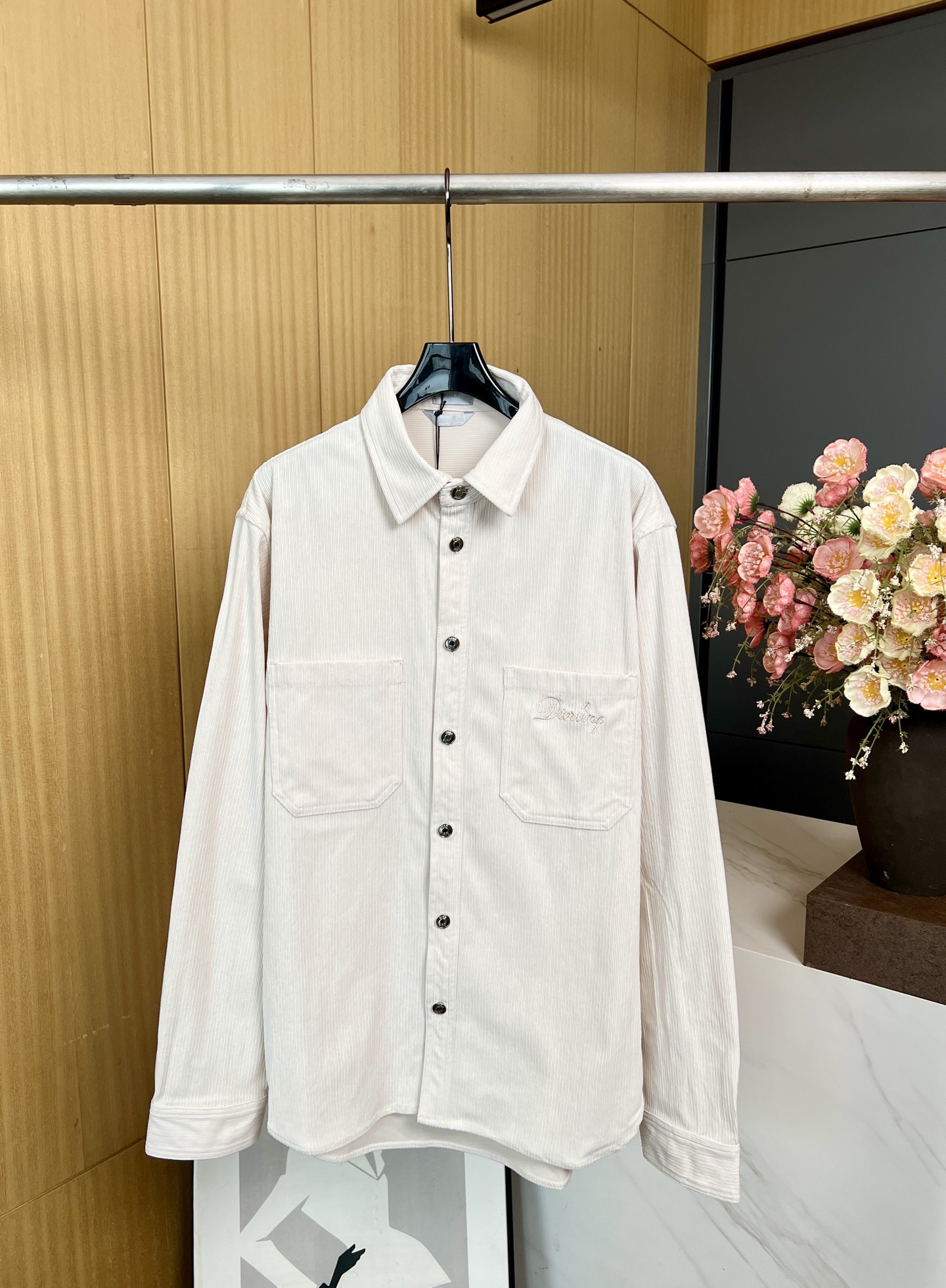 NO:471582,Men's Dior new autumn and winter style, lapel casual long-sleeved shirt jacket, inspired by Dior Love logo, customized off-white cotton corduroy fabric, two chest patch pockets single-sided letter embroidery, Dior logo metal snap buckle opening and closing arc bottom edge details, casual style, same model for men and women S M L XL,,dior,dior,jackets & coats,alexander wang19860909男款Dior 秋冬新款 翻领休闲长袖衬衣外套、灵感源自迪奥之爱标志、订制米白色棉质灯芯绒面料、两个胸前贴袋单侧字母刺绣、Dior 标志金属按扣开合圆弧式底边细节、休闲款式 男女同款 码数S M L XL,,dior,dior,jackets & coats,alexander wang,Women's clothing