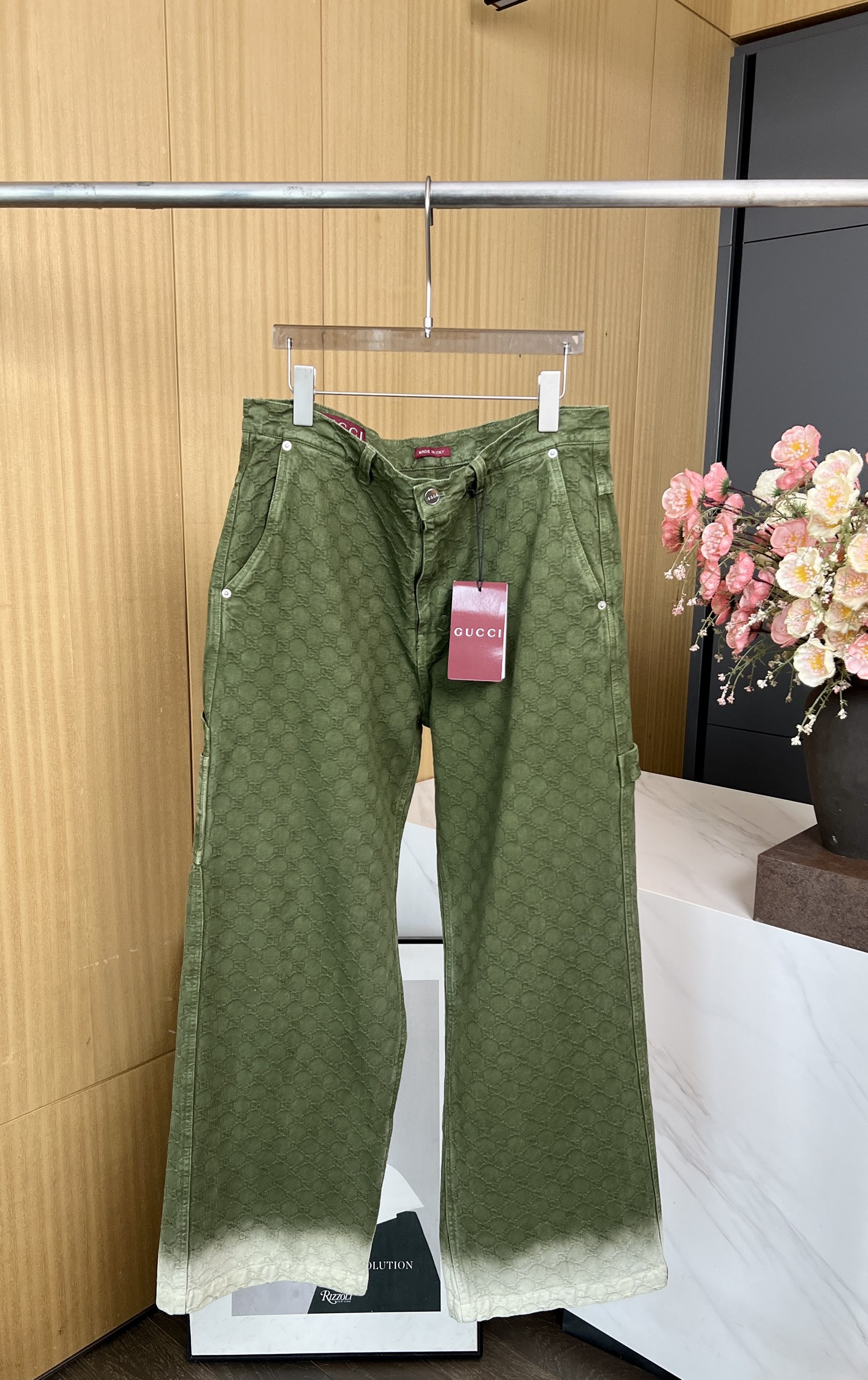 NO:471587,Men's Gucci new autumn and winter style straight embossed casual trousers, customized wash-water jacquard fabric, branded double glogo jacquard, light gray wash-water embellishment on the hem, original engraving hardware accessories, belt loop side curved pocket S M L XL,,gucci,alexander wang19860909男款Gucci 秋冬新款 直筒压花休闲长裤、订制洗水提花面料、满身品牌双glogo 提花、下摆浅灰色洗水点缀、原版刻字五金辅料、腰带环侧面弧形口袋 码数S M L XL,,gucci,alexander wang,Women's clothing