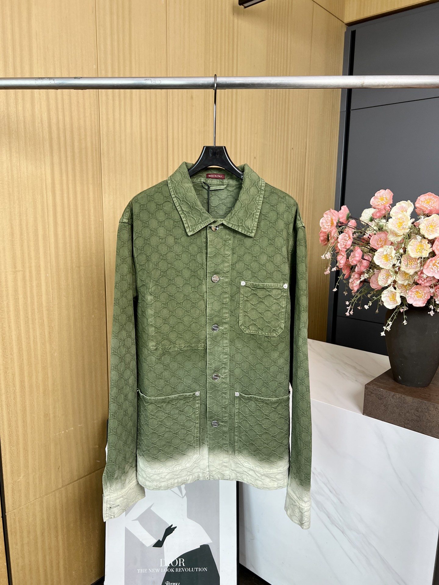 NO:471592,Men's Gucci New autumn and winter Lapel long-sleeved casual jacket, customized wash-water jacquard fabric, branded double glogo jacquard, light gray wash-water embellishment on the hem, patch pocket decorative buttons and closure plackets, original engraving hardware accessories S M L XL,,gucci,jackets & coats,alexander wang19860909男款Gucci 秋冬新款 翻领长袖休闲外套、订制洗水提花面料、满身品牌双glogo 提花 下摆浅灰色洗水点缀、贴布口袋装饰纽扣开合门襟、原版刻字五金辅料 码数S M L XL,,gucci,jackets & coats,alexander wang,Women's clothing