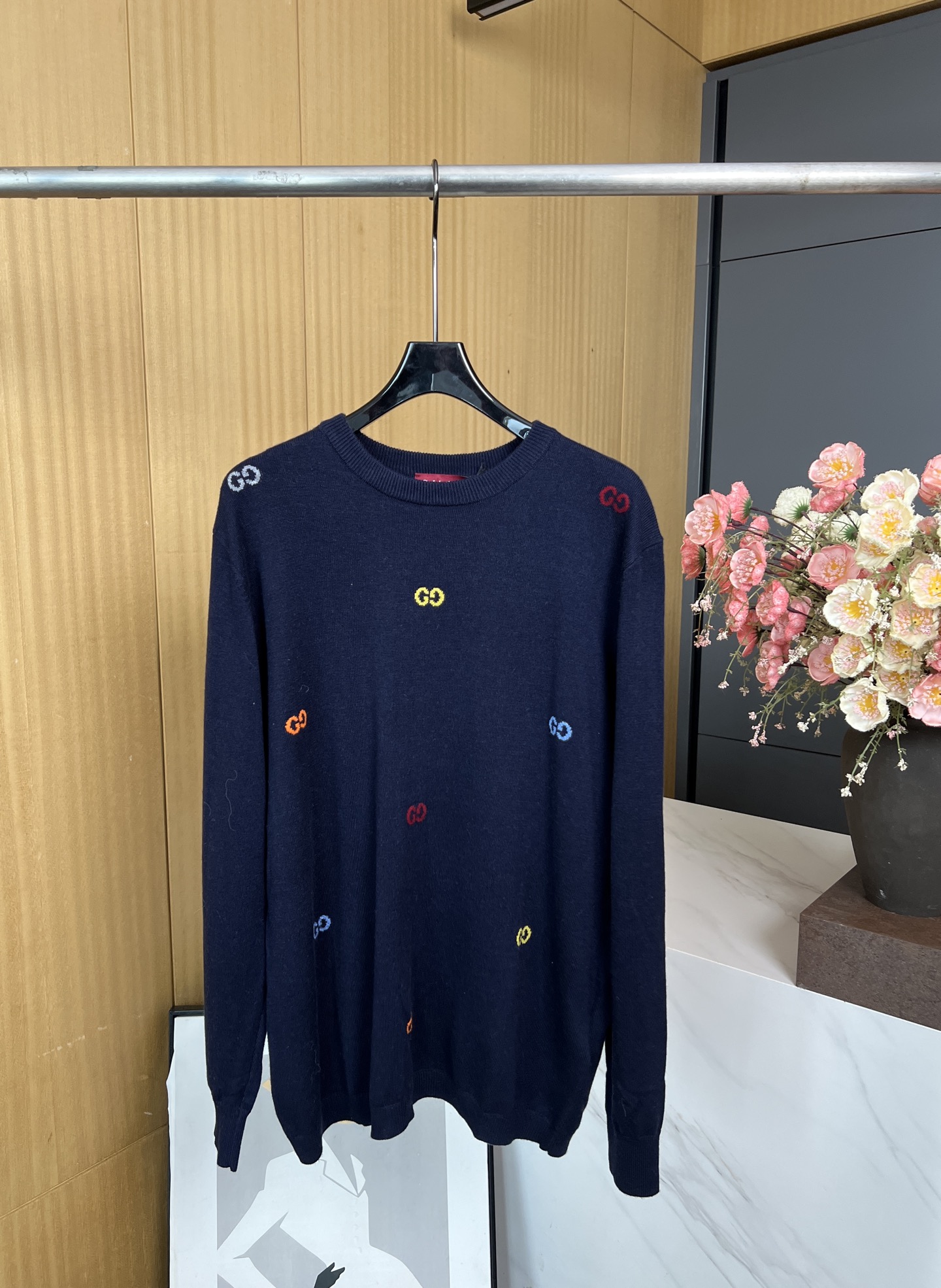 NO:471600,Gucci new autumn and winter style, fine knitted pullovers, clever embellishment and elegant floral embroidery, embossed logo and other craft details, ingenious embellishment of multi-color GG inlay, casual style, same style for men and women. S M L XL,,gucci,alexander wang19860909Gucci 秋冬新款 饰嵌花精细针织套衫、巧妙点缀雅致花卉刺绣、压花标识等工艺细节、匠心缀饰多色GG嵌花、休闲版型、男女同款 码数S M L XL,,gucci,alexander wang,Women's clothing