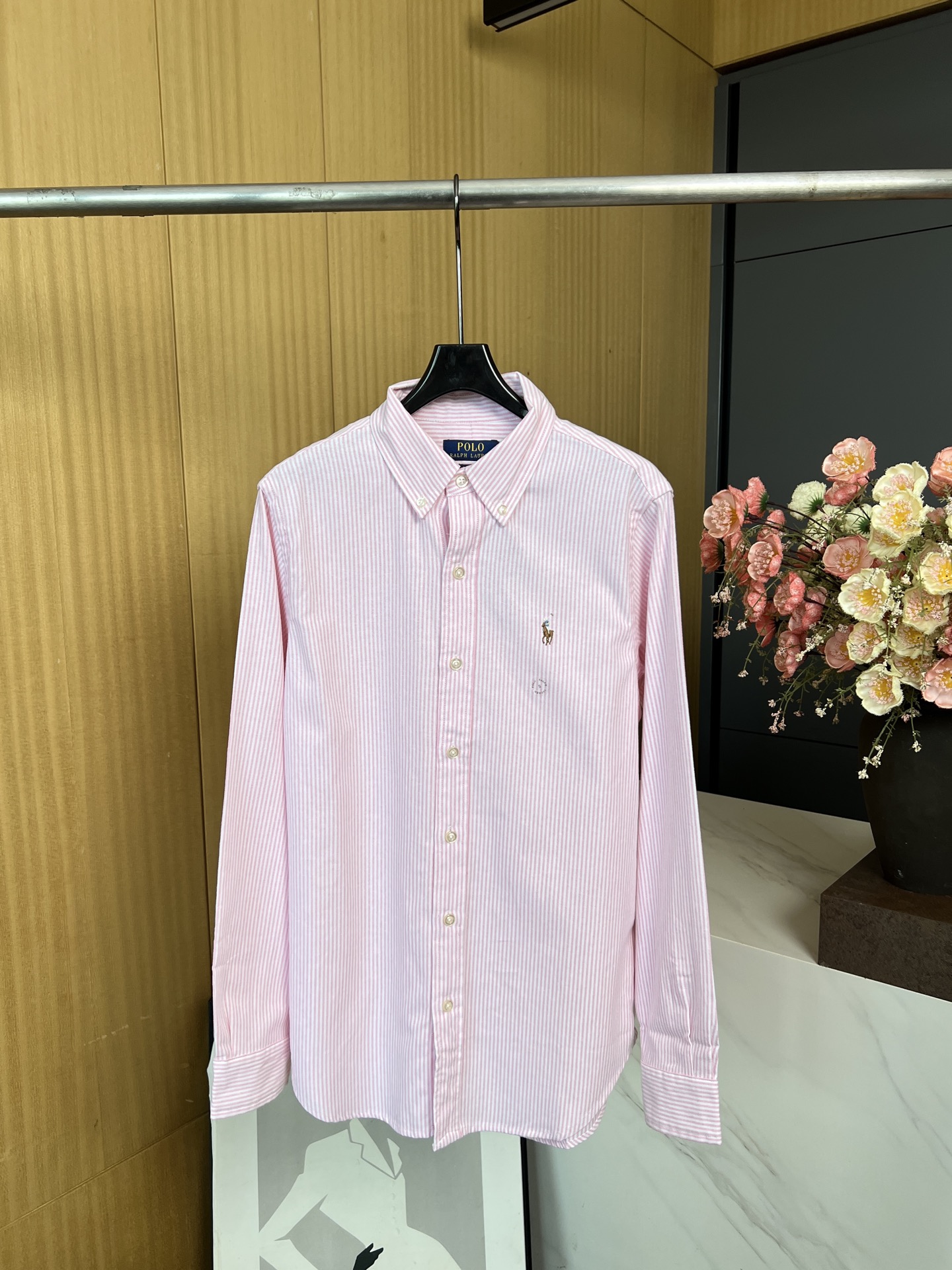 NO:471603,Ralph Lauren Autumn and Winter New Style Classic striped long-sleeved shirt, embroidered with pony embroidery on the chest, commuting, business and casual, suitable for various occasions, casual style, same style for men and women. Number of sizes XS S M L XL,,loro piano,shirts,alexander wang19860909Ralph Lauren 拉夫劳伦 秋冬新款 经典条纹长袖衬衫、胸口小马刺绣点缀、可通勤可商务可休闲、适应多种场合穿搭、休闲版型、男女同款 码数XS S M L XL,,loro piana,shirts,alexander wang,Women's clothing